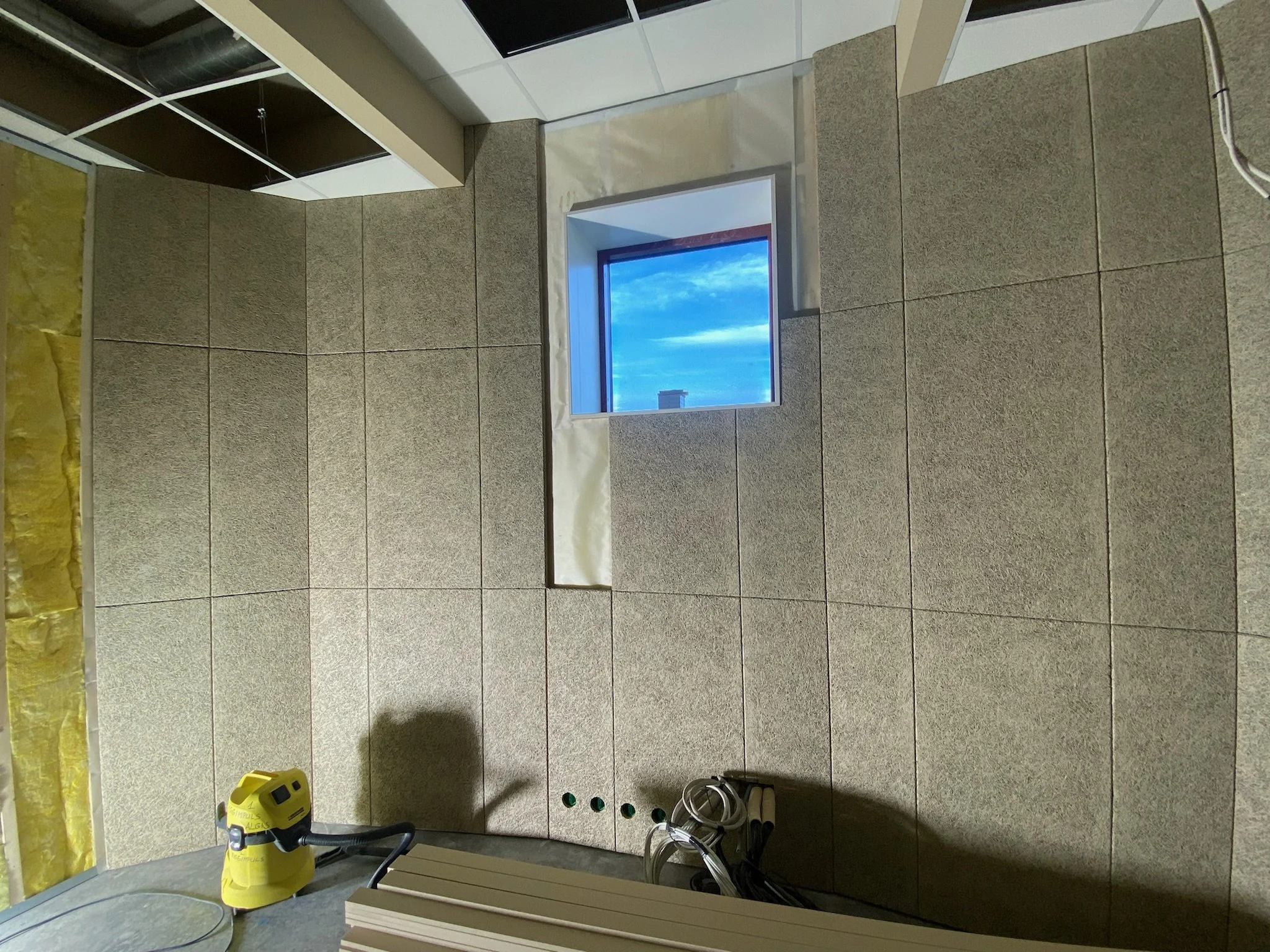 21-11-26 Lydevegger på opptaksrom.JPG