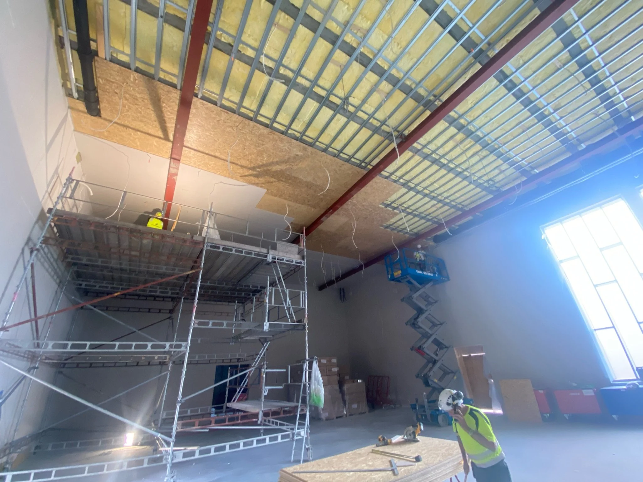 21-08-09 Gipsplater i taket i øvesal.JPG