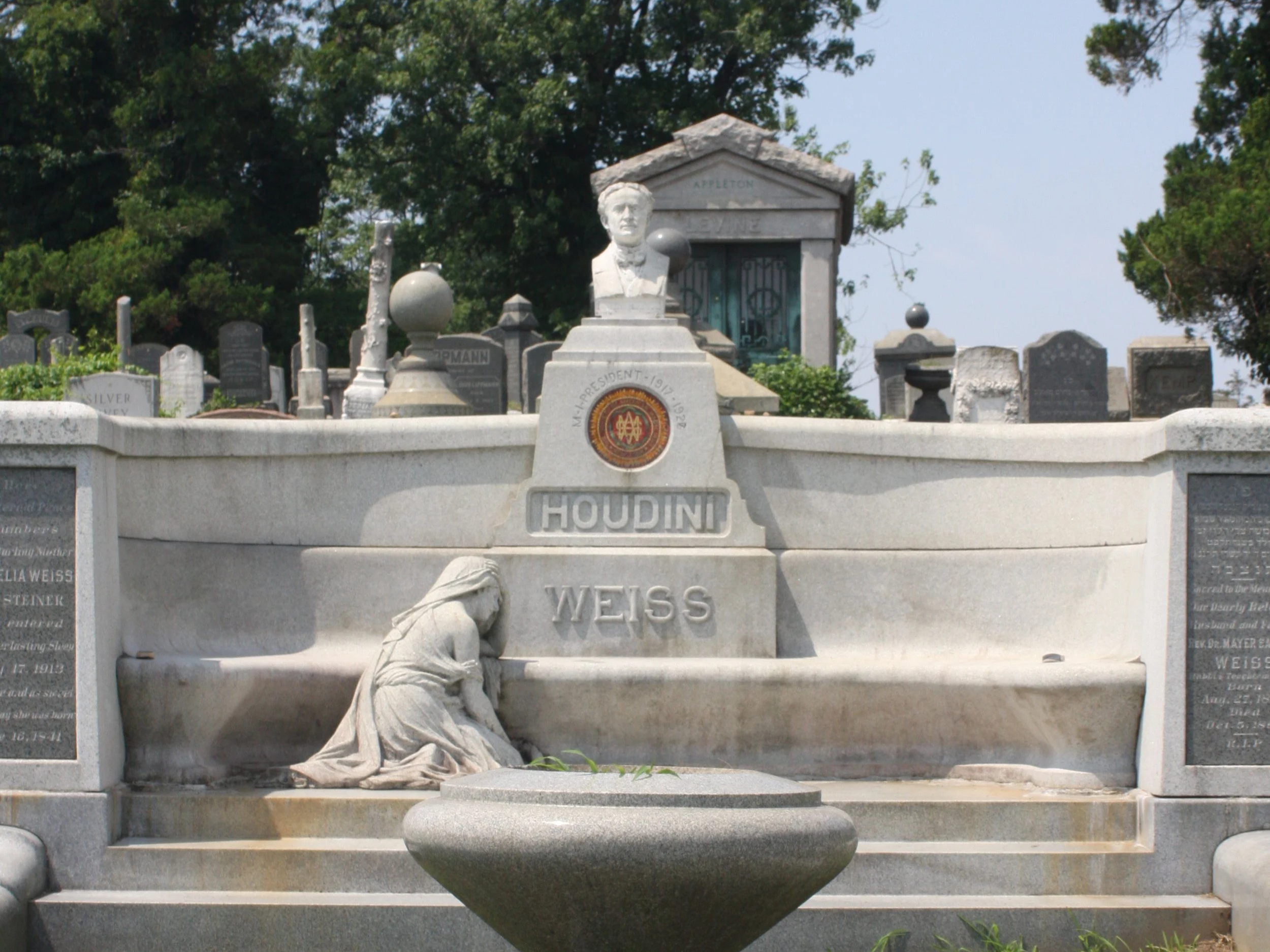 Harry Houdini gravesite