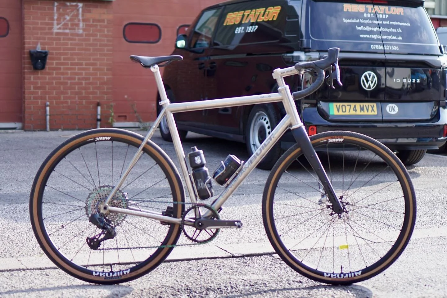 We had a beautiful custom titanium @binghambuilt in the workshop this week. The owner was visiting from overseas, but the rear axle had seized and the carbon wheelset was badly damaged - not ideal for all the cycling he had planned!

Fortunately we w