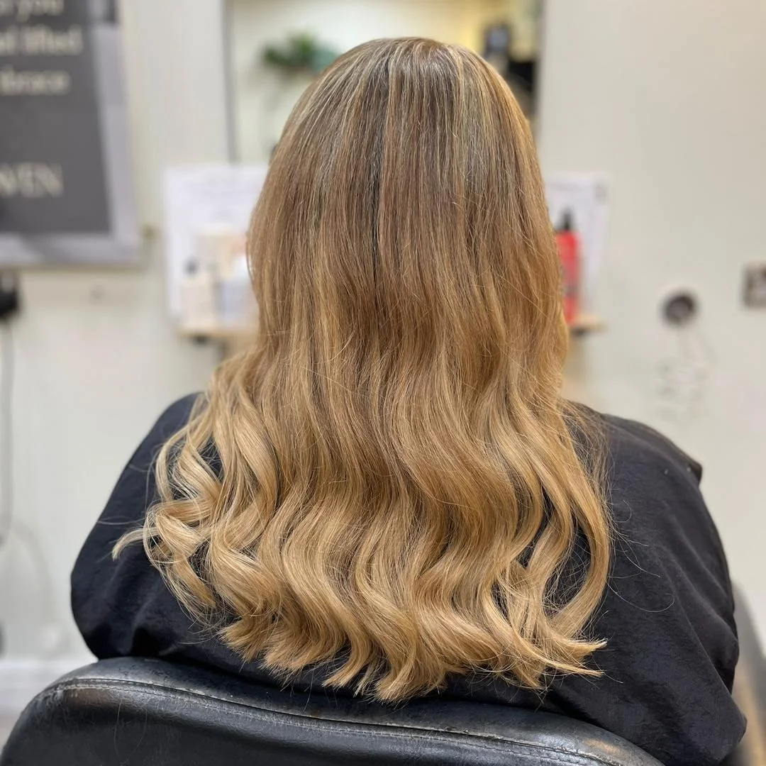 4 months after application and my clients hair extensions are still looking as beautiful as the day they were applied 

We did a maintenance appointment today 

✅Colour refreshed 
✅Cut and blowdry

Have you ever considered hair extensions? If so, wha