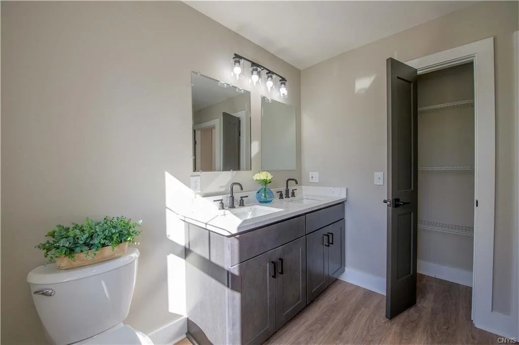 Full bath Floor 2 - different view