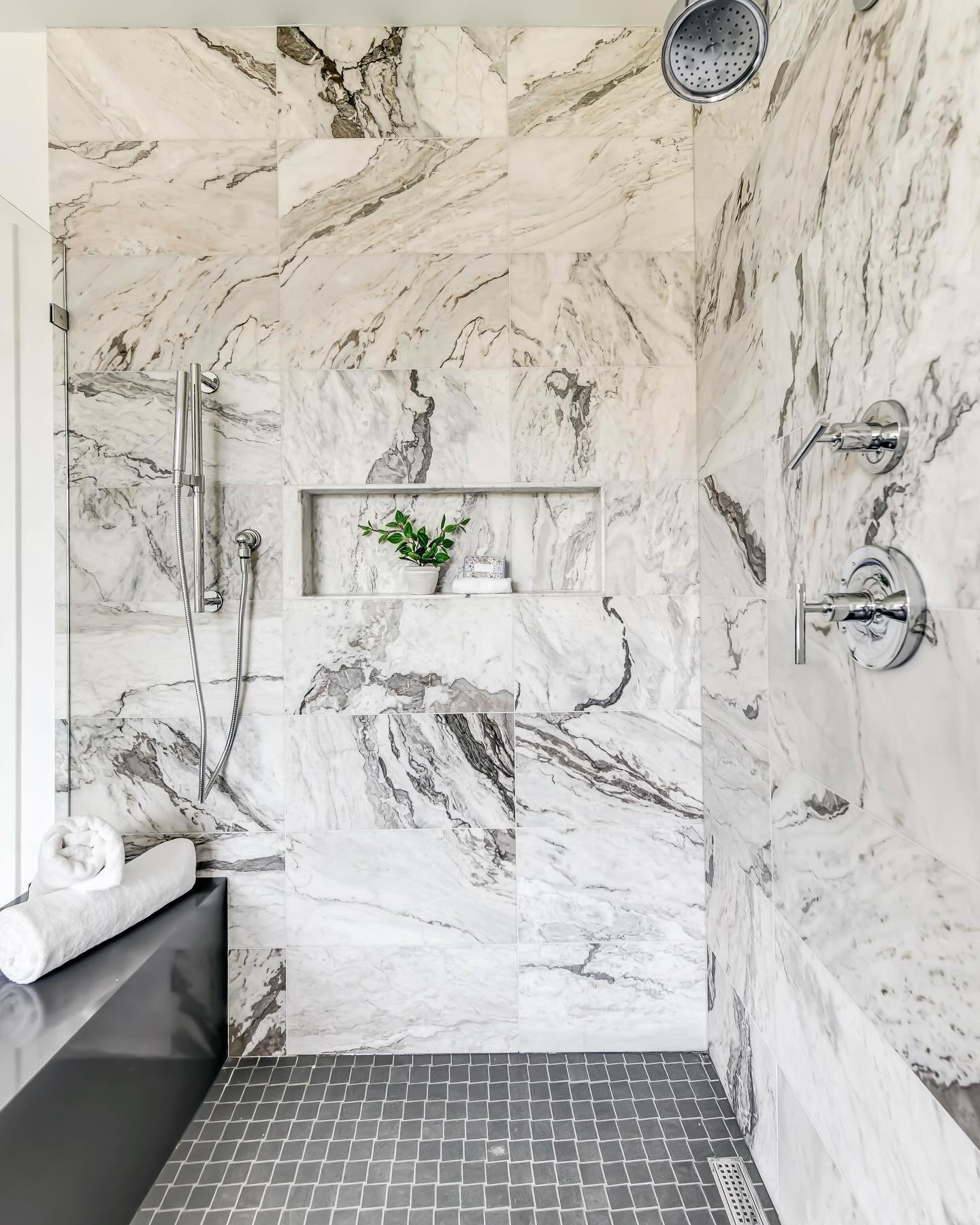 Love this stone + cube seat in the primary shower of a new listing built in partnership with The Kehoe Group! 

@kevinbkehoe @kehoe_group 
Architecture @gtmarchitects 
Interior Design @meganlynninteriors 
Staging @welsh_interiors_