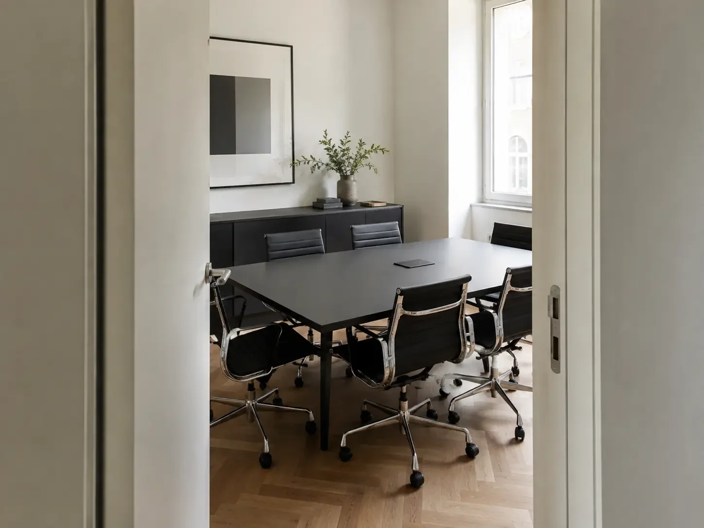 Sala de reunião organizada que reflete a cultura de conformidade de uma empresa preparada para uma fiscalização