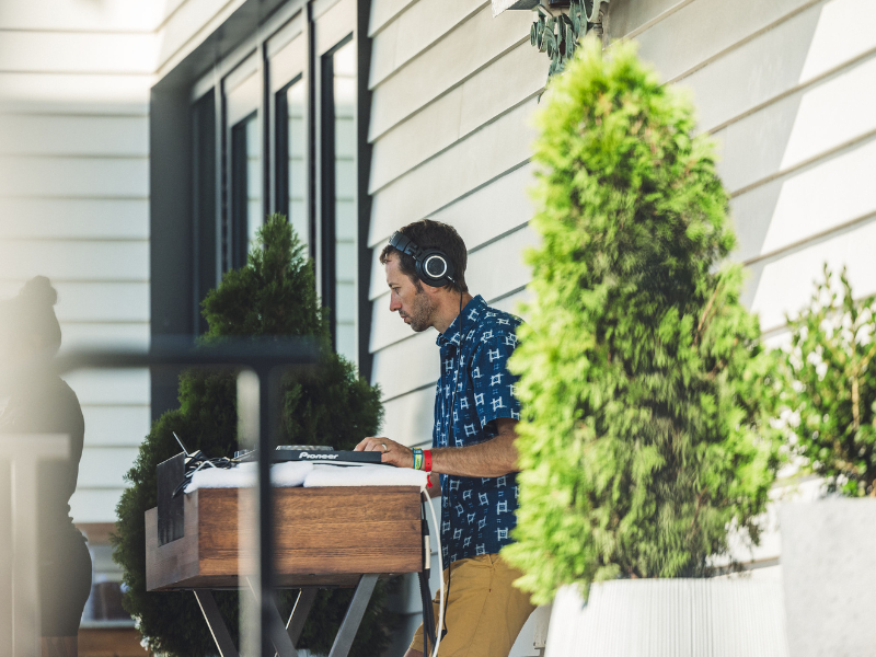 POOLSIDE DJ | DJ TODD