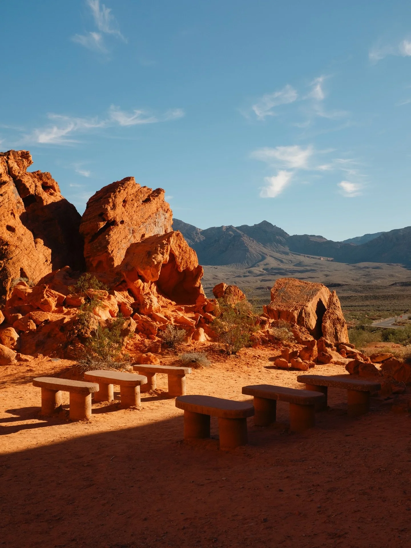 While I was exploring @valley.of.fire State Park in Nevada, I came across this beautiful little wedding area!

I feel like this would be perfect for a small desert elopement and would LOVE to come back and photograph one here.

This spot is behind th