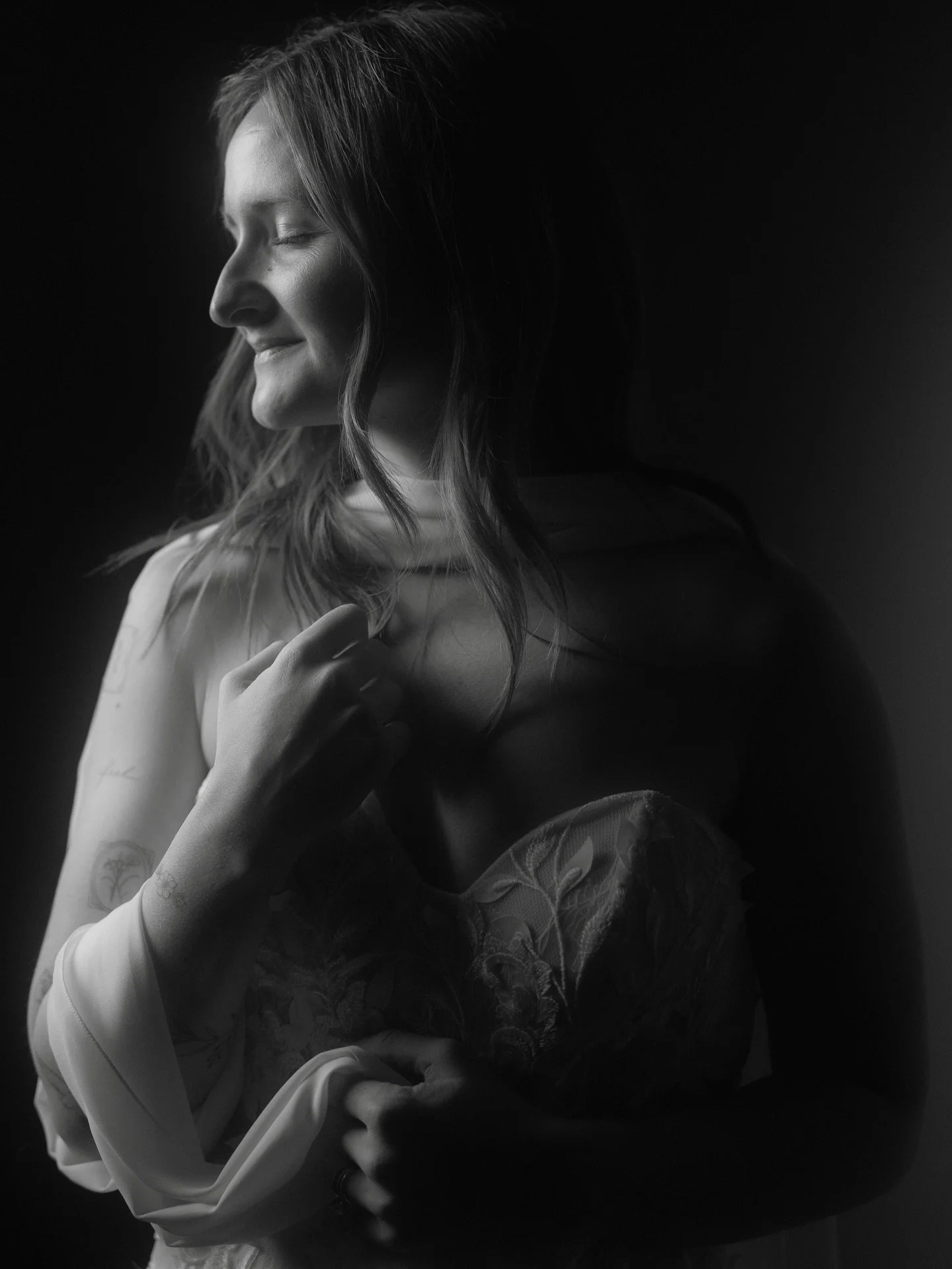 Portrait of a Bride // Entry 6

I&rsquo;ve been working on this project in any space that&rsquo;s been available - studios, living rooms, basements - anywhere I can find a fairly blank, light colored wall.

While I was out on another job a few hours 