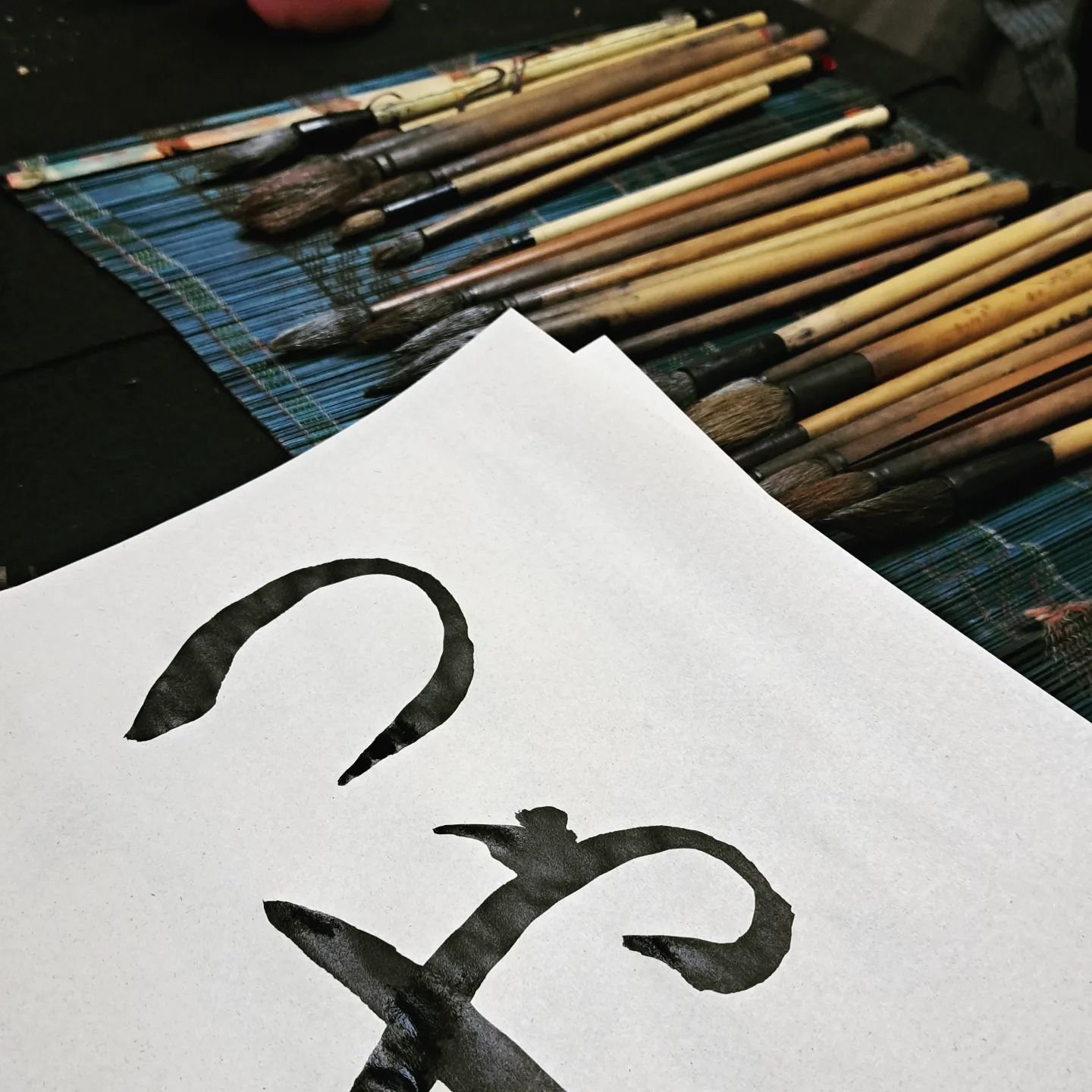 Nuevos saberes. #shodo
.
.
.
.
.
.
#caligrafia #筆文字 #筆耕 #かきかた #shodo #calligraphy #japanesecalligraphy #caligrafiajaponesa #caligrafiaartistica