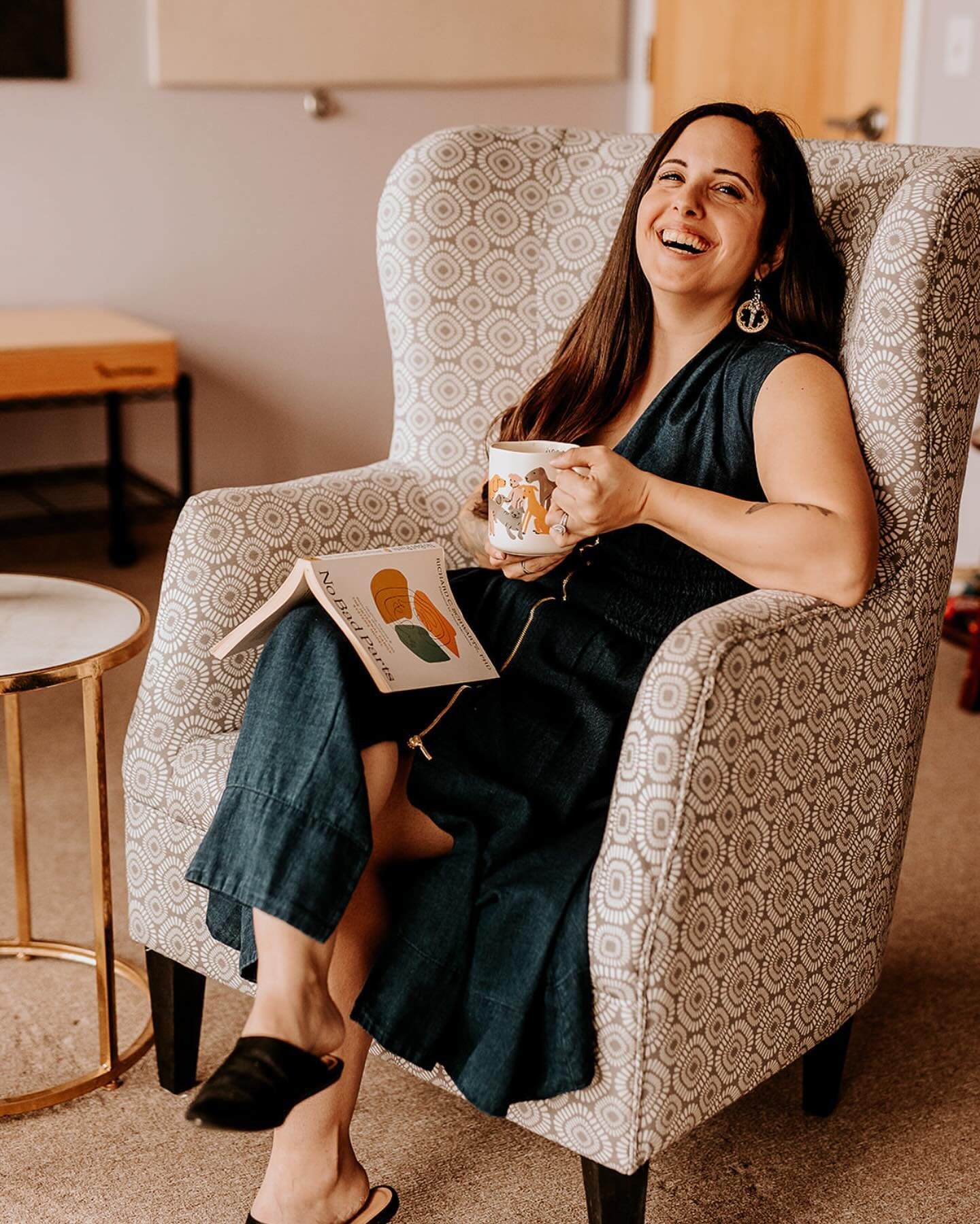 I wanted photos for my business to show authentically who I am (&amp; the pets), and @honesttogoodnessphotos was the most amazing human to work with. She ROCKED it!! 💜

#privatepracticetherapist #anxietysupport #traumarecovery #authentictherapist #t