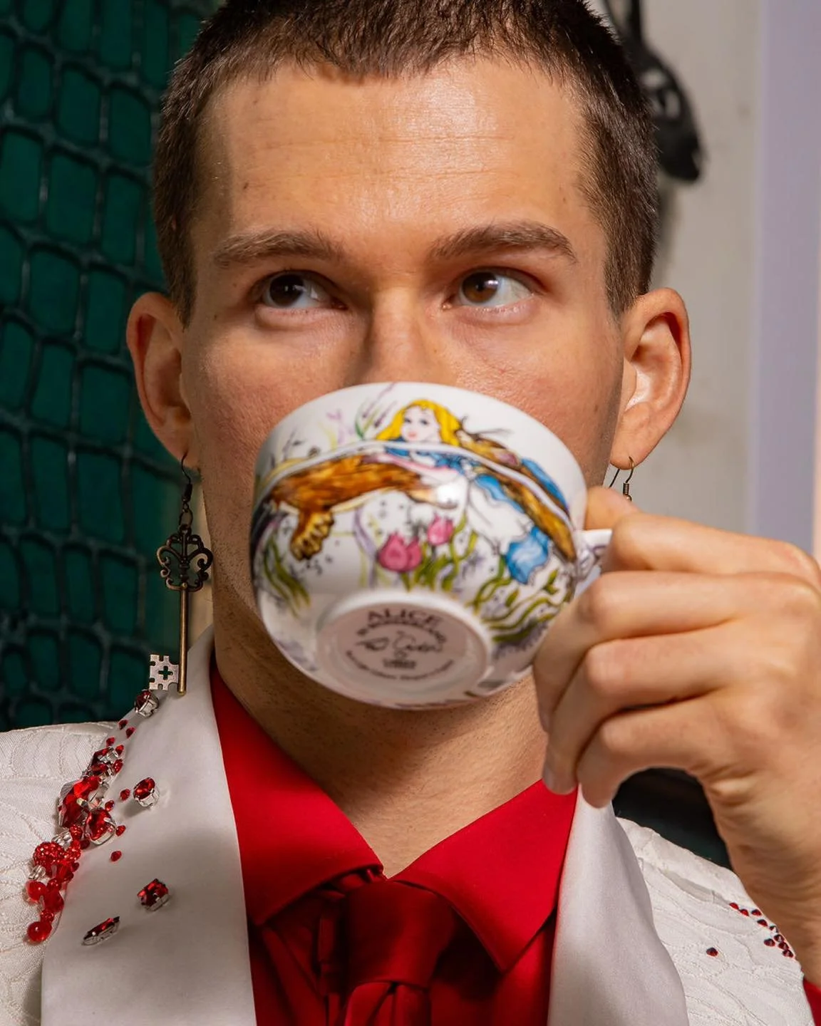 We're all mad here... 🎩
​Are you loving these amazing photos from @distinct_visionz_photo_ 

Follow us down the rabbit hole for at High Fashion Tea Party at @talkingteacupchalfont for an incredible three course meal and an unforgettable fashion expe