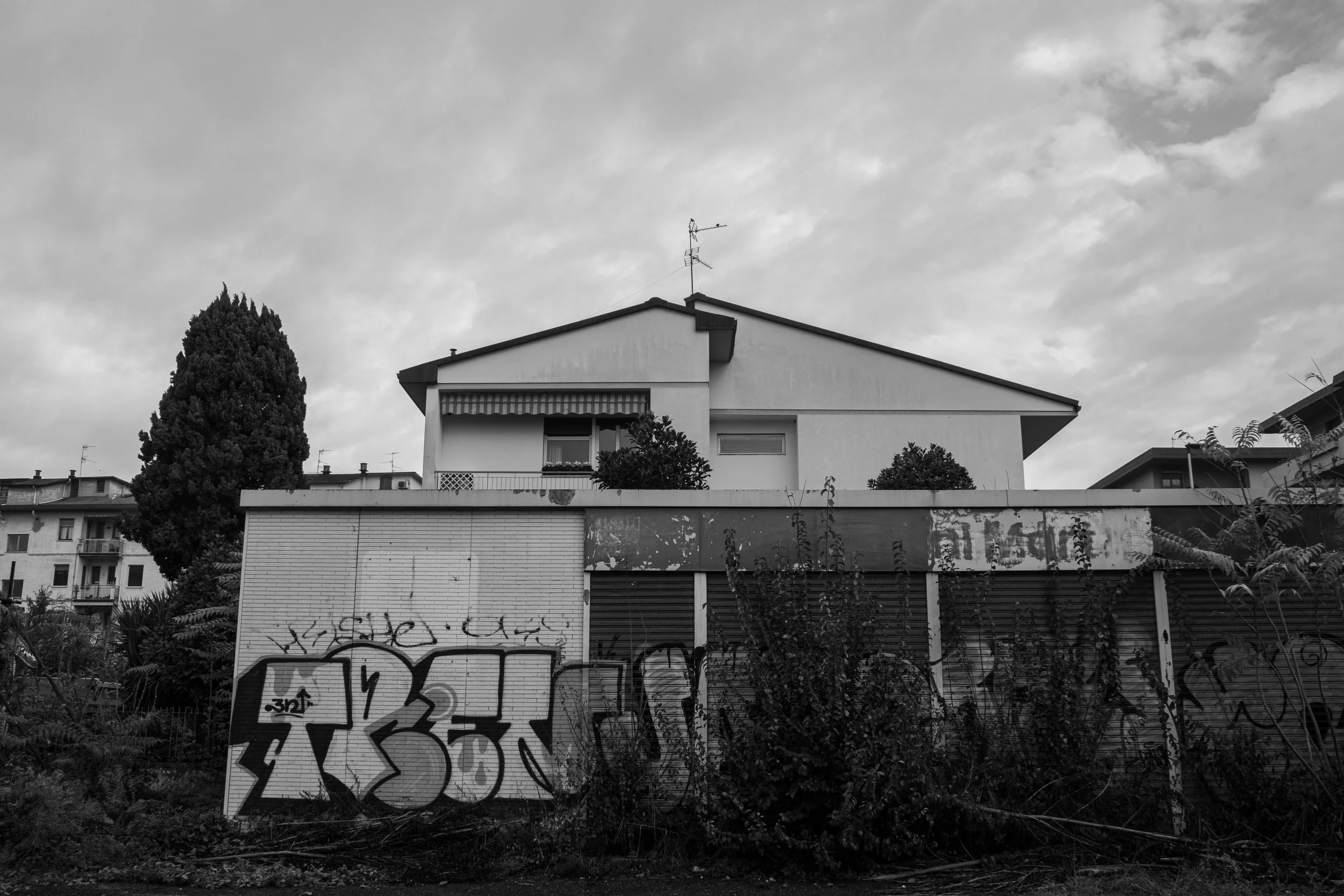 In this project, I took the opportunity to play with the concept of repetition with a center focal point. Florence 2024.  