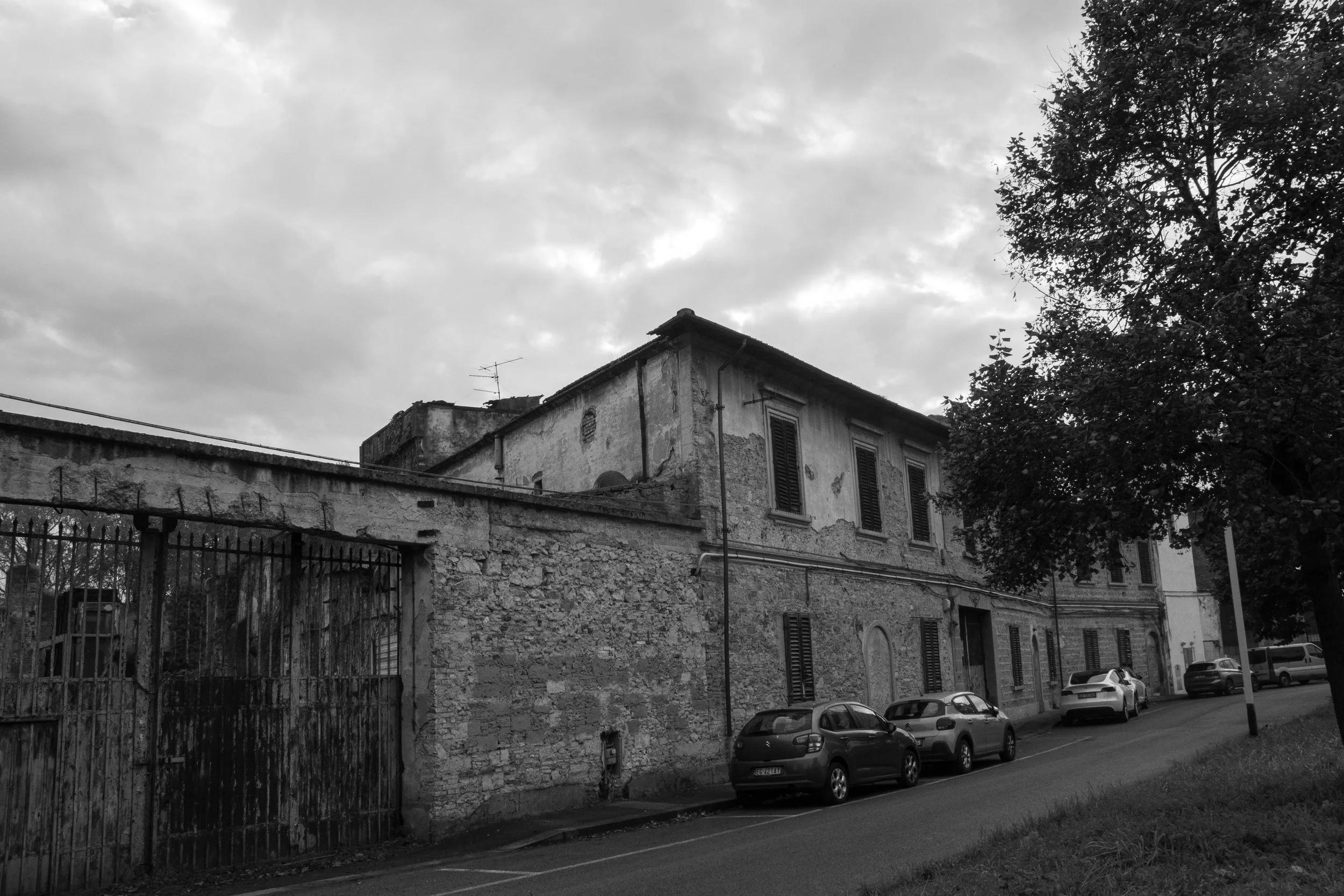 In this project, I took the opportunity to play with the concept of repetition with a center focal point. Florence 2024.  