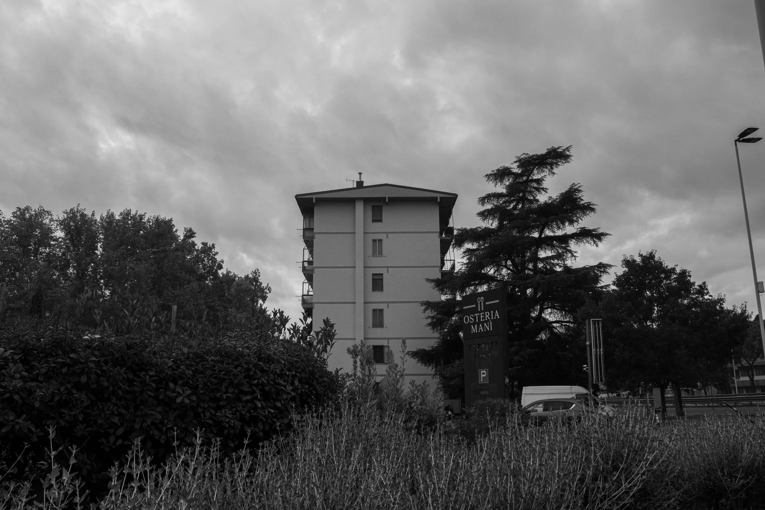 In this project, I took the opportunity to play with the concept of repetition with a center focal point. Florence 2024.  