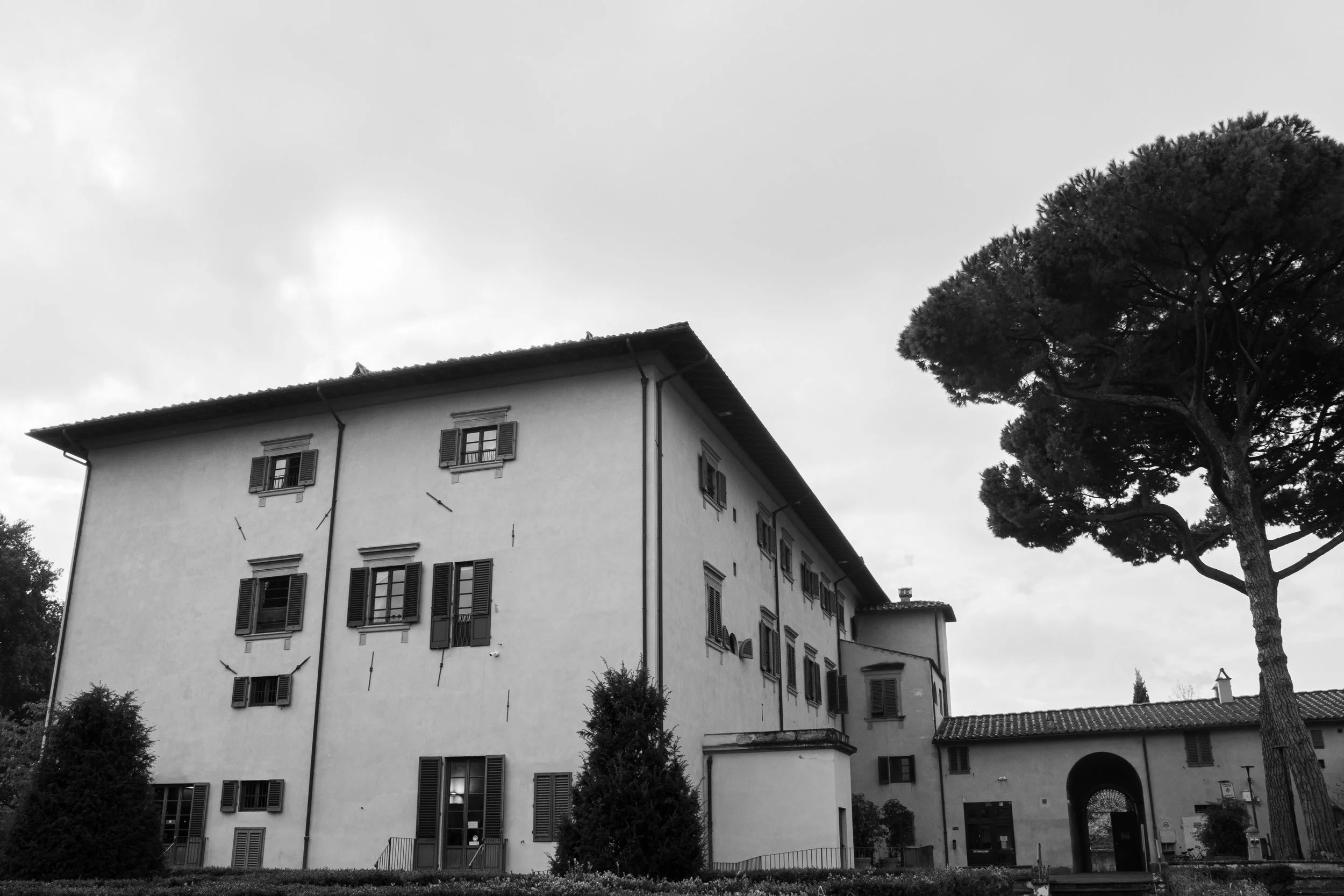 In this project, I took the opportunity to play with the concept of repetition with a center focal point. Florence 2024.  