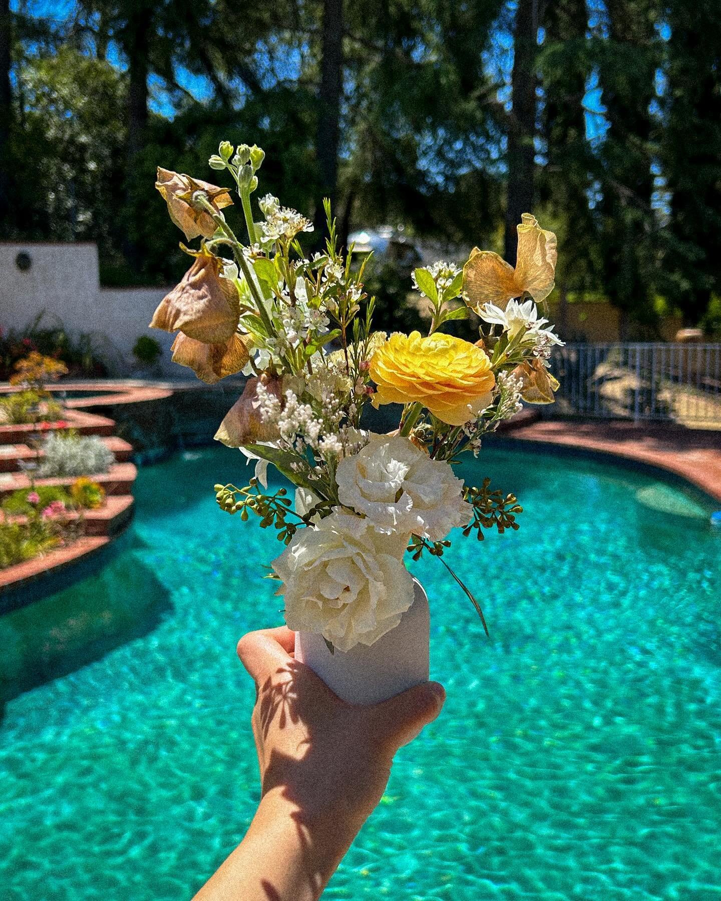 This is a bud vase appreciation post 🫶

DID U KNO❓
Bud vases are a budget-friendly &amp; effective way to incorporate florals into your events! 

Rather than blowing most of your budget on lavish centerpieces (which can run upwards of $200+ each lol