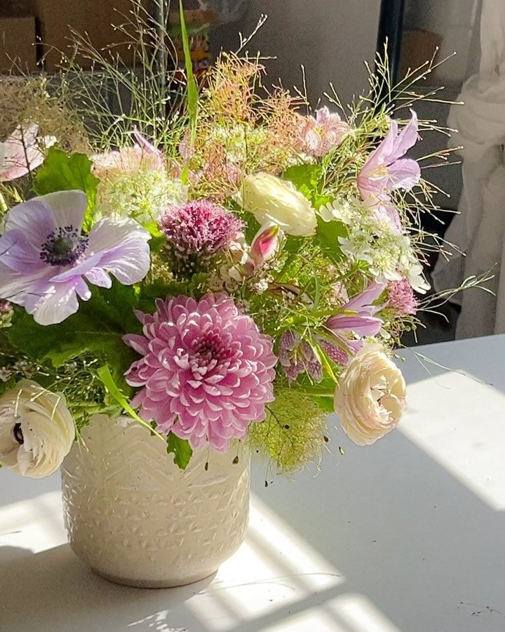 That &ldquo;just picked from the garden&rdquo; feeling 👩🏻&zwj;🌾🌱🪻💜🐛🌾

Plus a couple closeups of fritillaria 🏁 and clematis ⭐️

&bull;

&bull;

&bull;

#wildflowers #wildflowerarrangement #springflowers #latespringflowers #summerflowers #flow
