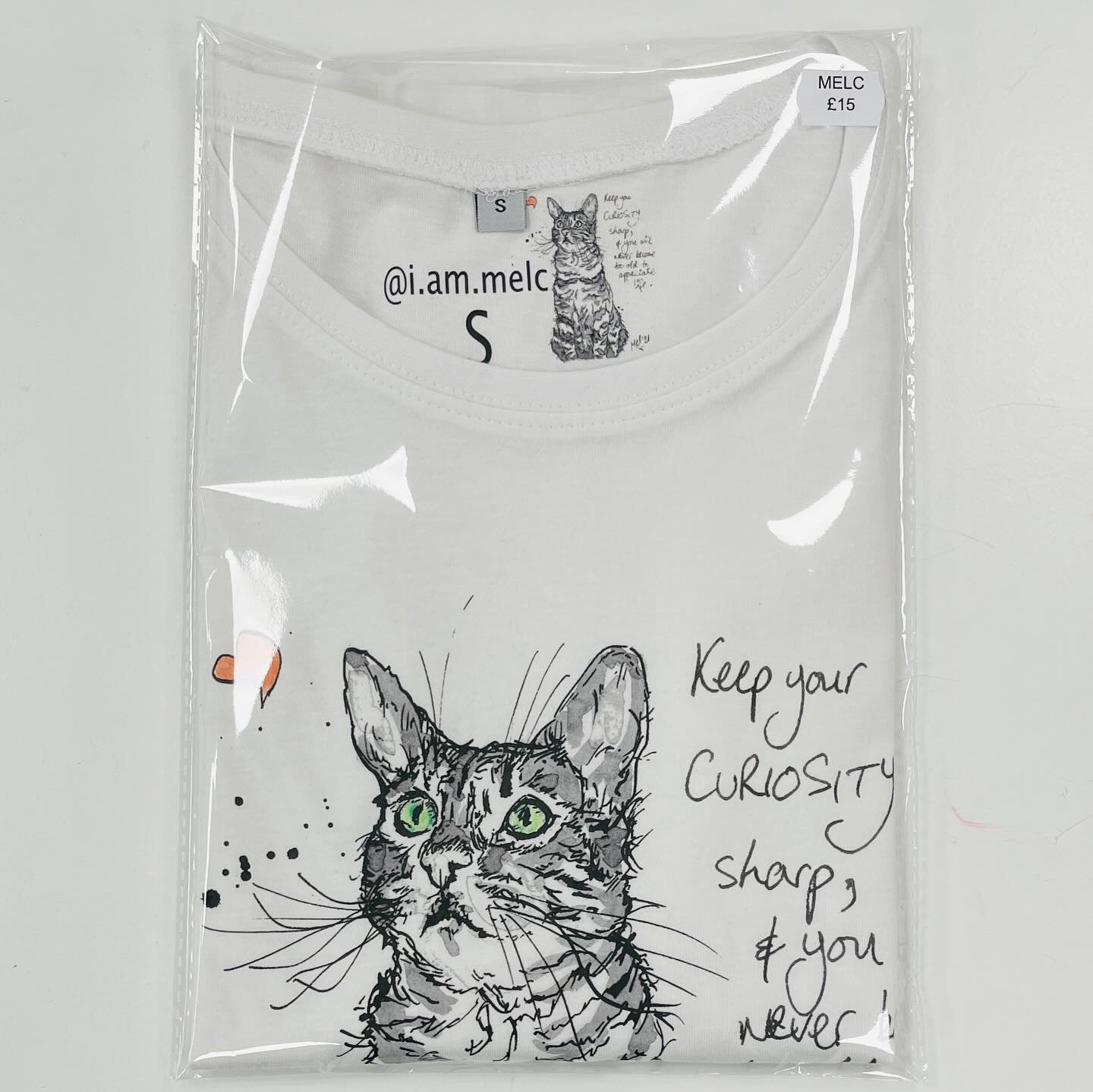 Have you seen how cute my &lsquo;Curiosity Cat&rsquo; sleeveless tee is? I will have a couple with me on Saturday at the @sallyartistsmakers fair in Thame Town Hall. 🐾&hearts;️
&bull;
&bull;
#catsandquotes #illustration #artist #catart #petportrait 