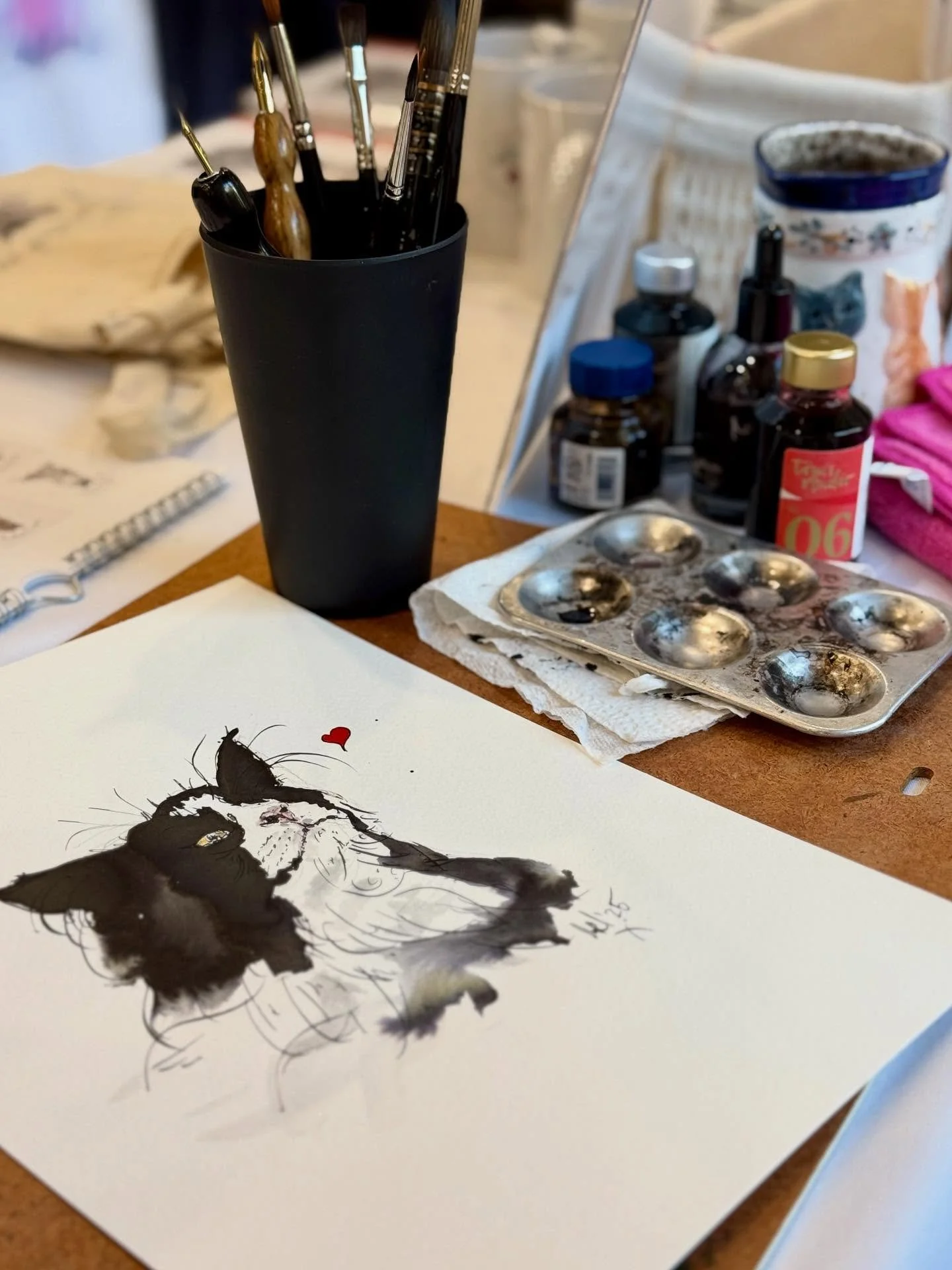 I like to keep busy when I&rsquo;m at a market, show or exhibition. Did you see me drawing with my inks at @becmarket on Saturday? Next stop Thame Town Hall on Friday 17 October for @thameartcrawl hosted by @sallyartistsmakers 🖋️🐾🖤

#catsandquotes