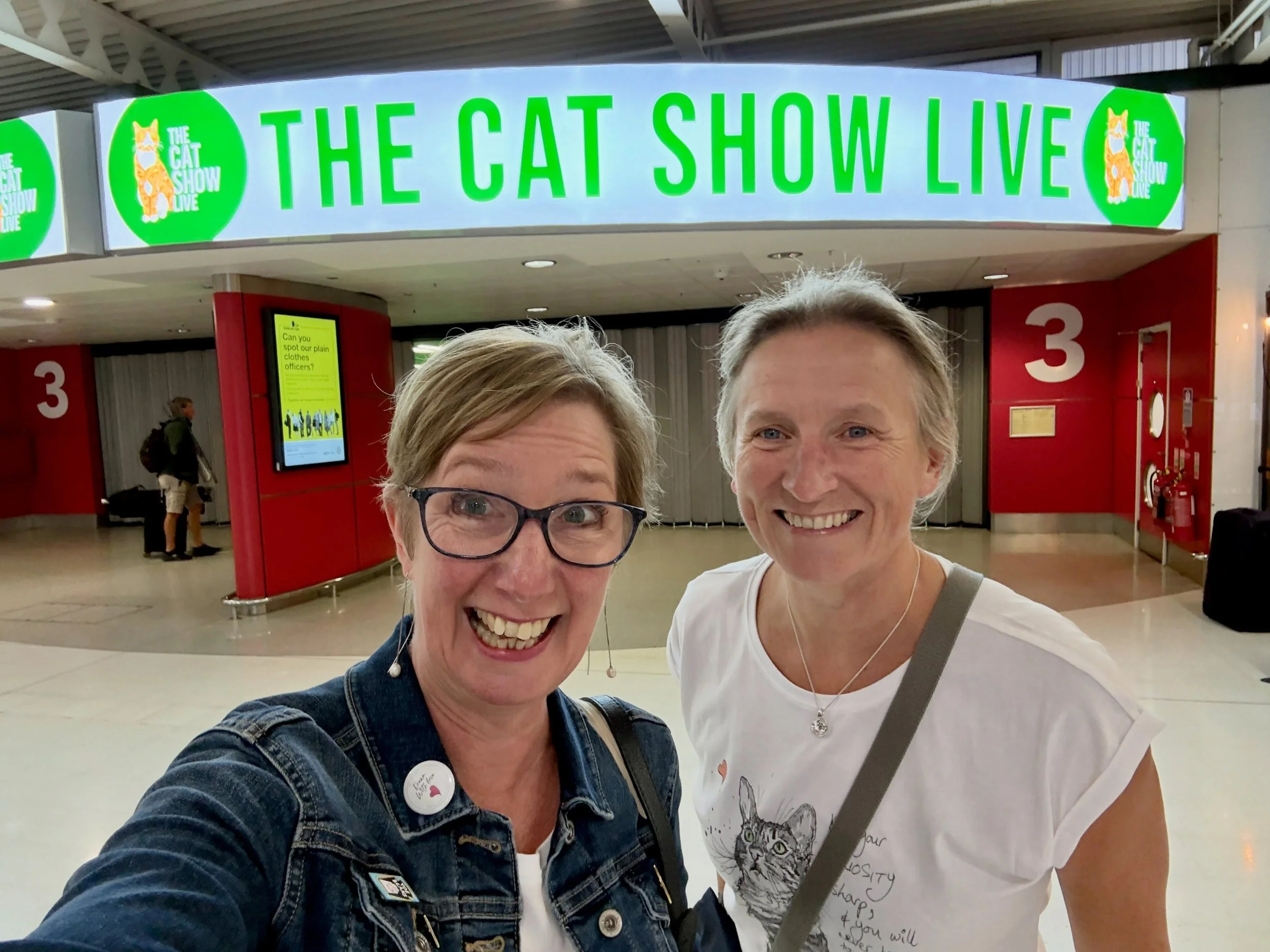 Halfway through! What an amazing day so far! Thank you so much to everyone that&rsquo;s come and bought something. And a huge hug of gratitude to my cousin, @charlottewilliams689 for being a trooper 😻 #thecatshowlive #catsandquotes #catartist