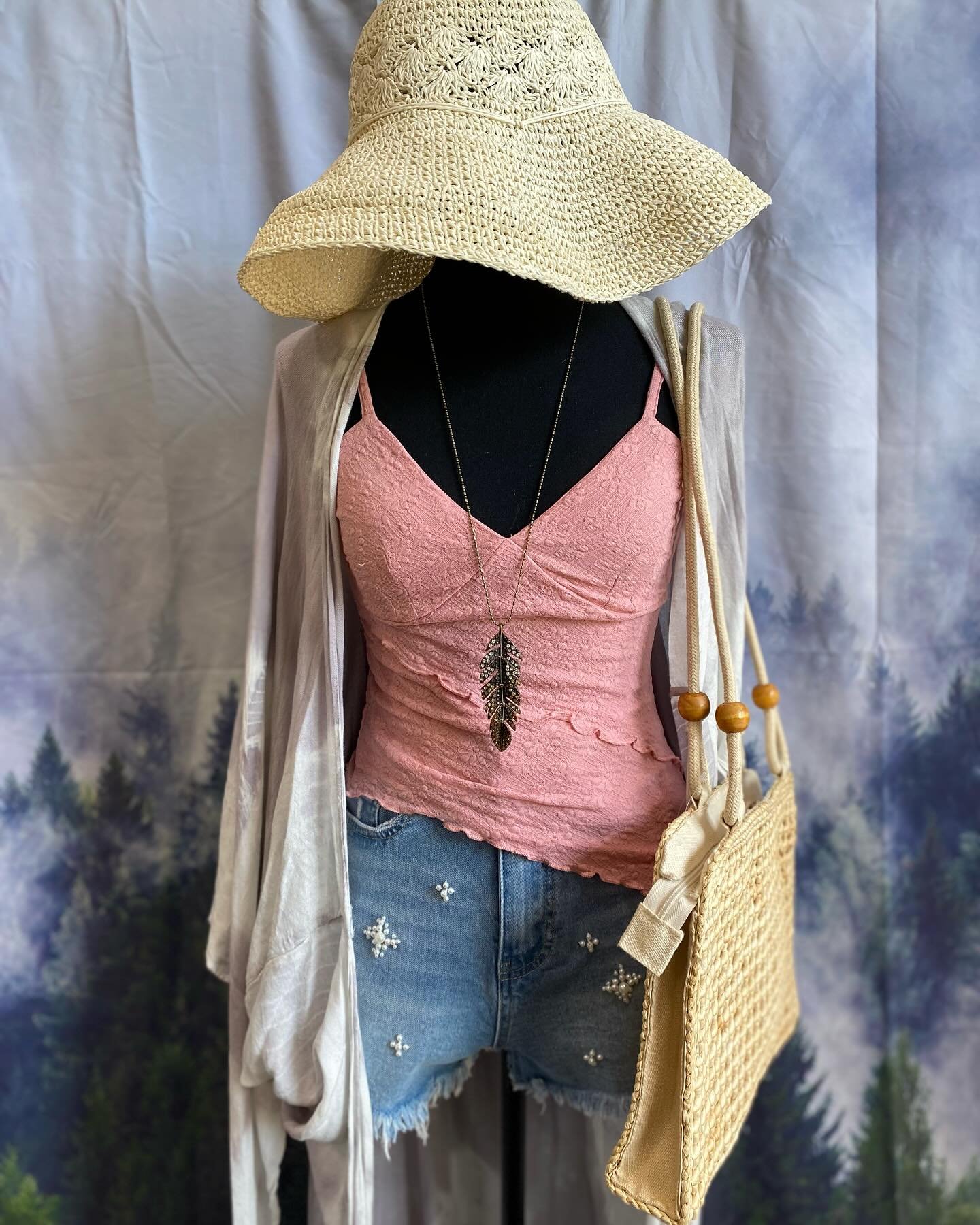 The perfect beach fit 🌊☀️ Fashion statements are always more chic when they’re sustainable and second hand 😎