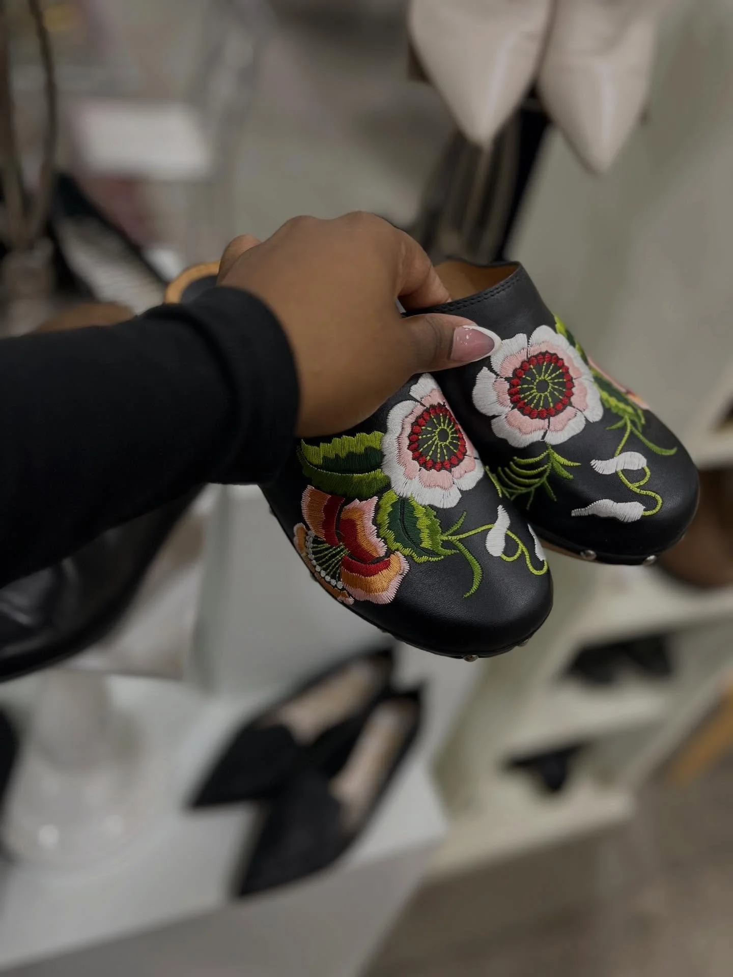 But wait&hellip; there&rsquo;s more!!! You need a sole mate, you might find yours at Thriftique! Step out on faith and take a chance on love ❤️ #shoplocal #pittsburghthrift