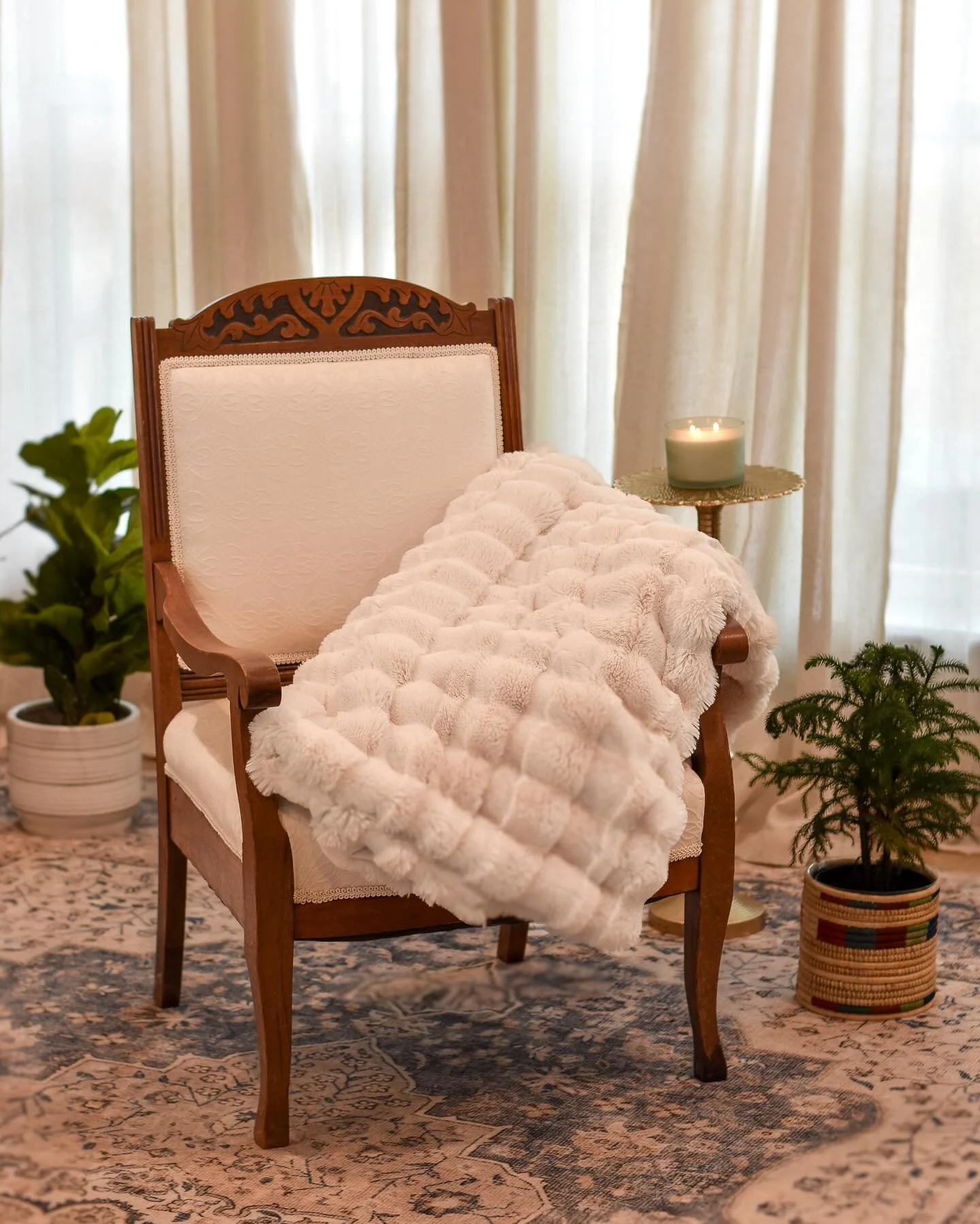 🎉 Meet the newest addition to my elopement sessions!
This gorgeous vintage chair is the perfect touch for capturing those dreamy, intimate moments. Just imagine cozying up with your love on this beauty! 🤍 📷 This chair is officially available for m