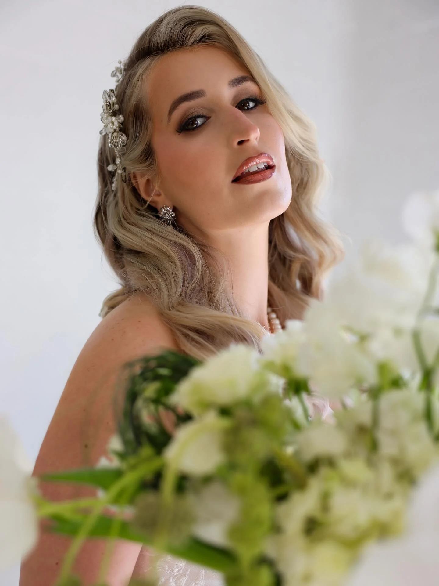 A modern heirloom moment 🤍
Soft structure, sculptural florals, and timeless bridal elegance.

So grateful to collaborate with this incredible creative team ✨

Photography
@happilyeverafterlens
Model
@arielka00
Gown
@vivienneatelier.dallas @viviennea