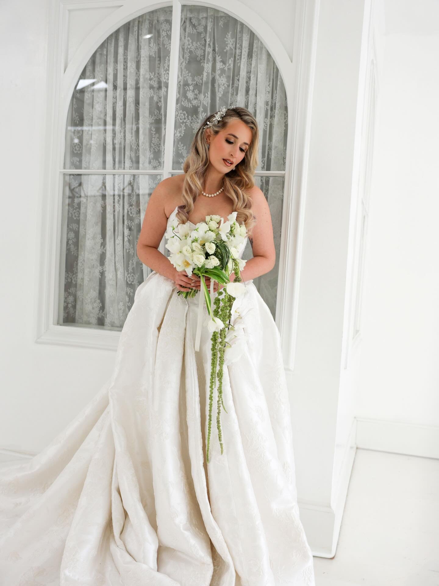 She understood the assignment 🤍 Ariel brought elegance, confidence, and pure editorial energy to this entire vision. Absolute perfection in every frame  Model: @arielka00
Photography: @happilyeverafterlens
Gown: @vivienneatelier.dallas @vivienneatel