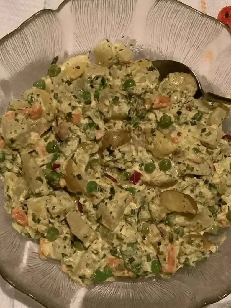 Kartoffelsalat mit Kohlrabi, Erbsen, Süßkartoffel, Gurke, Schnittlauch, Petersilie und einem veganem Curcuma Dressing in einer Glasschüssel