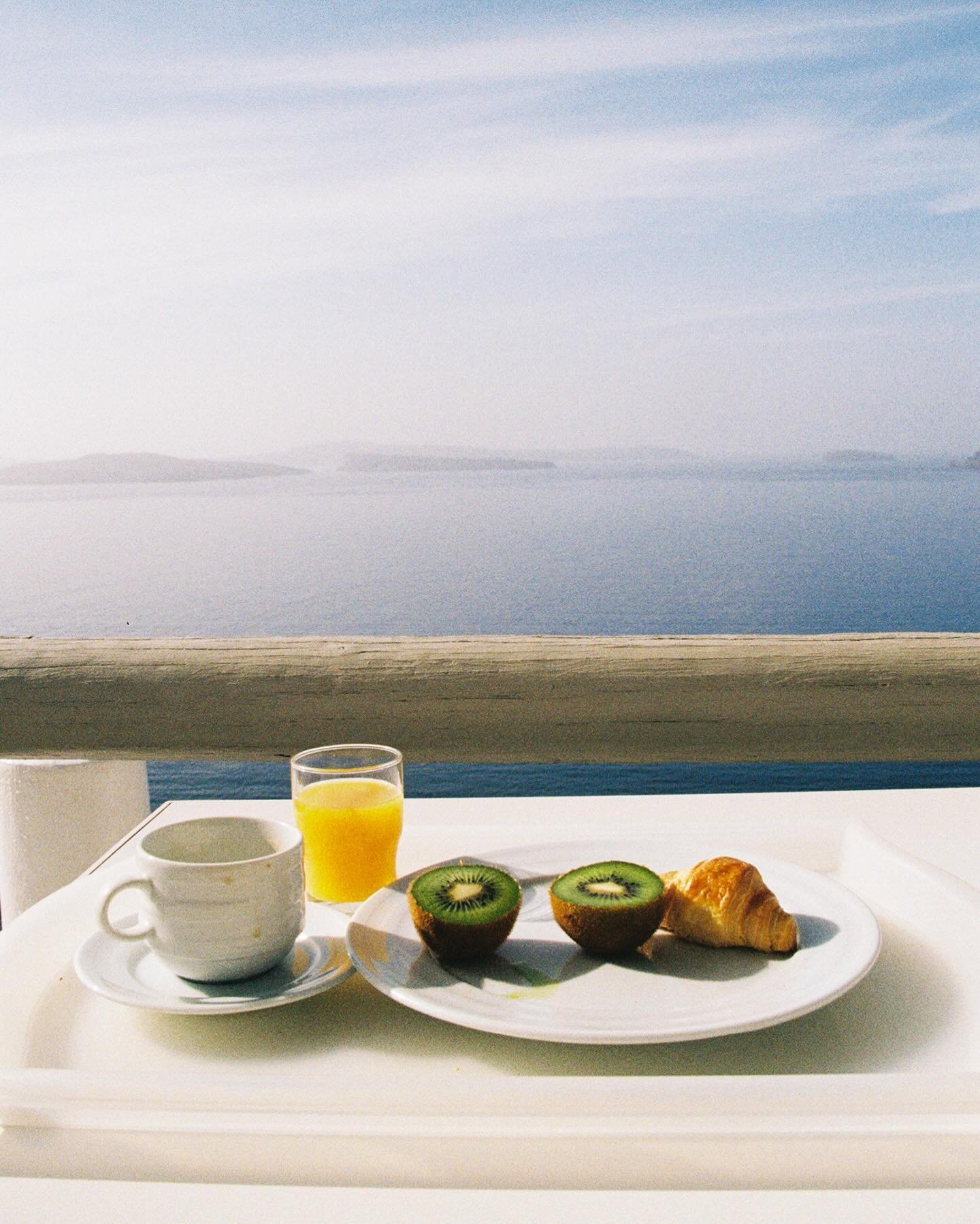 breakfast with a view 🥝🍊