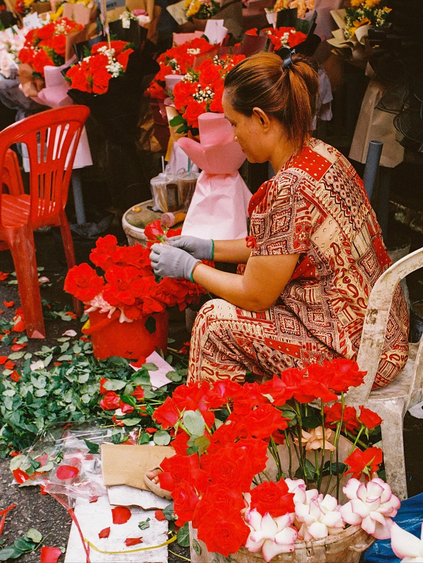 people and colors of the Saigon flower market 🌹