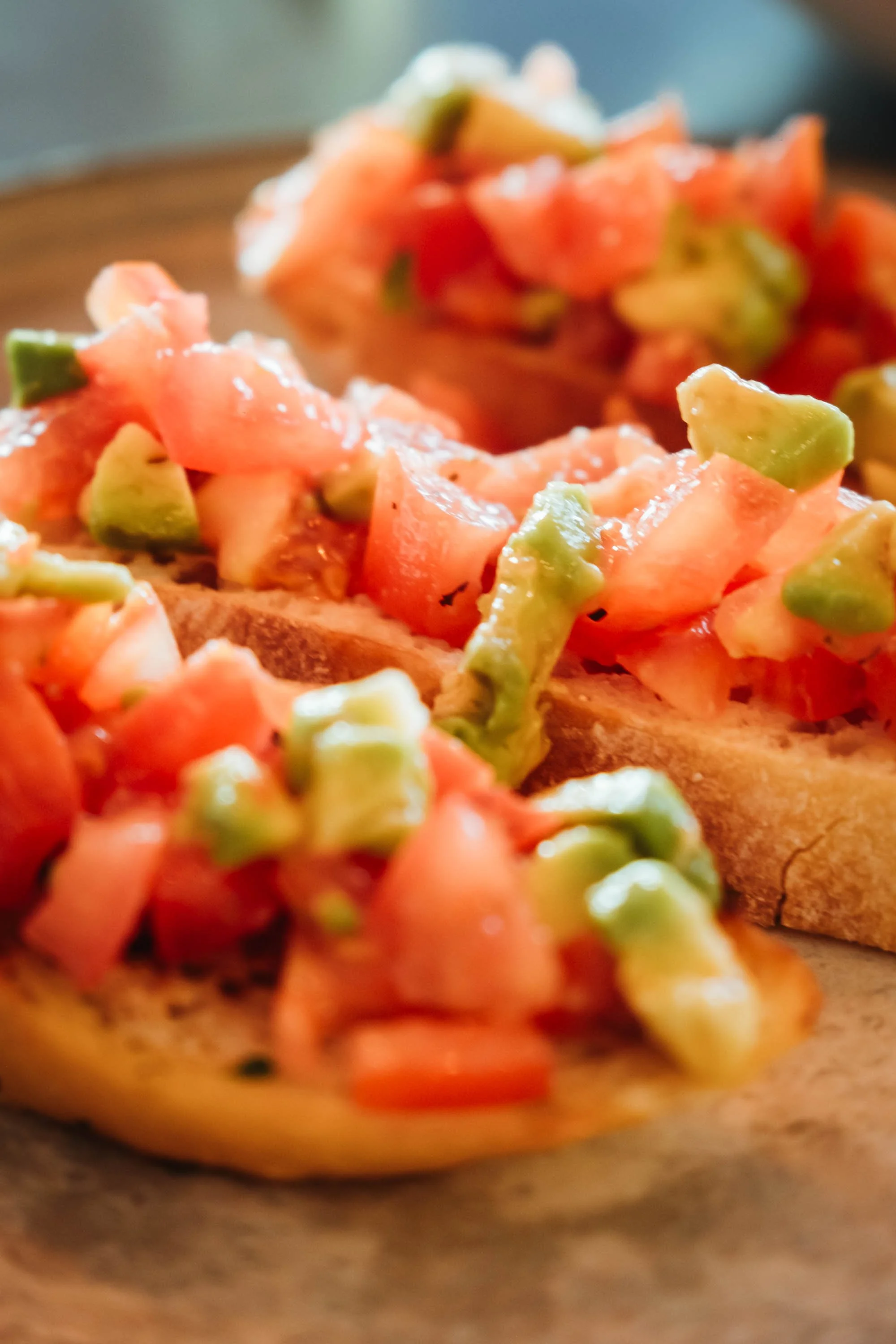 Bruschetta mit Tomaten und Avocado auf Brot