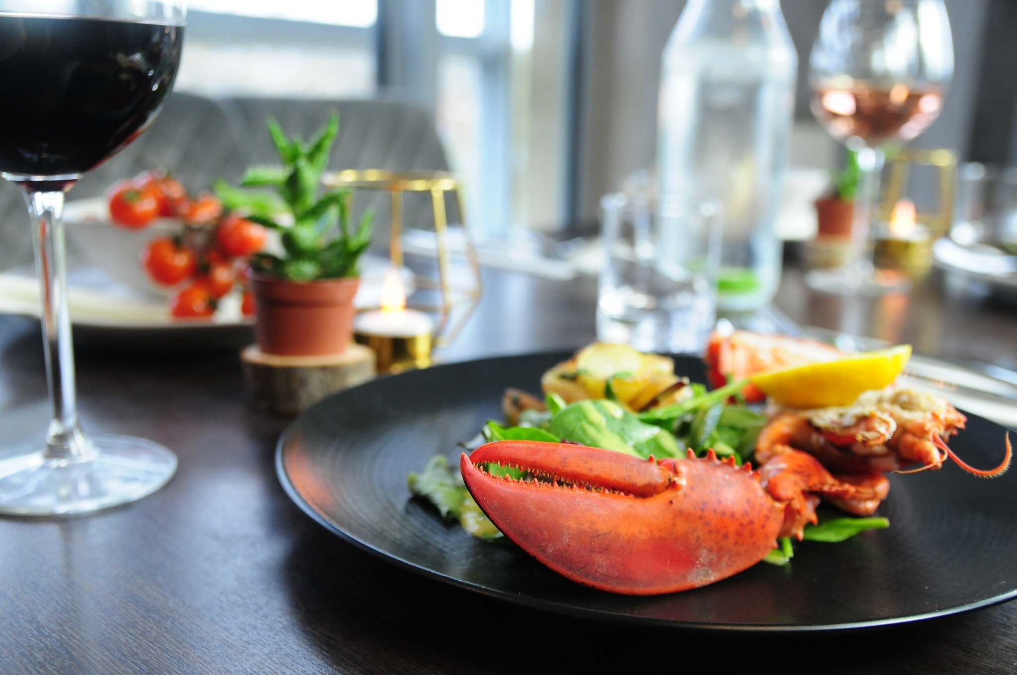 🦞✨ Indulge in today's delicacy at The Restaurant - half a lobster awaits! Treat yourself this weekend and join us for a luxurious dining experience. And to top it off, there's a cheeky glass of Tanners' red waiting for you here 😉🌟🍷

#WeekendTreat