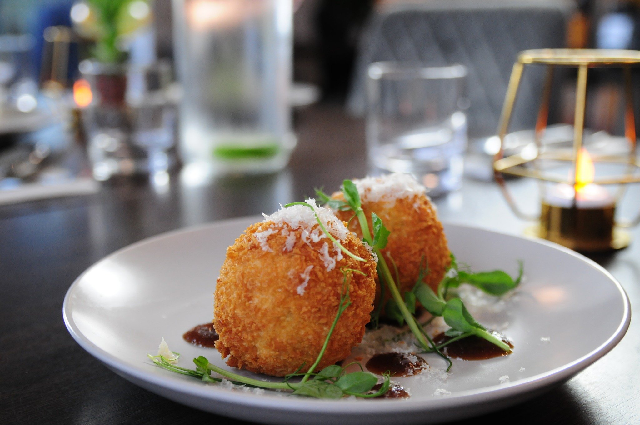 Transport yourself to the vibrant streets of Spain with our mouth-watering ham and cheese croquettes! 🇪🇸✨ This tapas classic is the perfect starter to cleanse the palate before the main event. Indulge in the crispy exterior and creamy, savoury fill