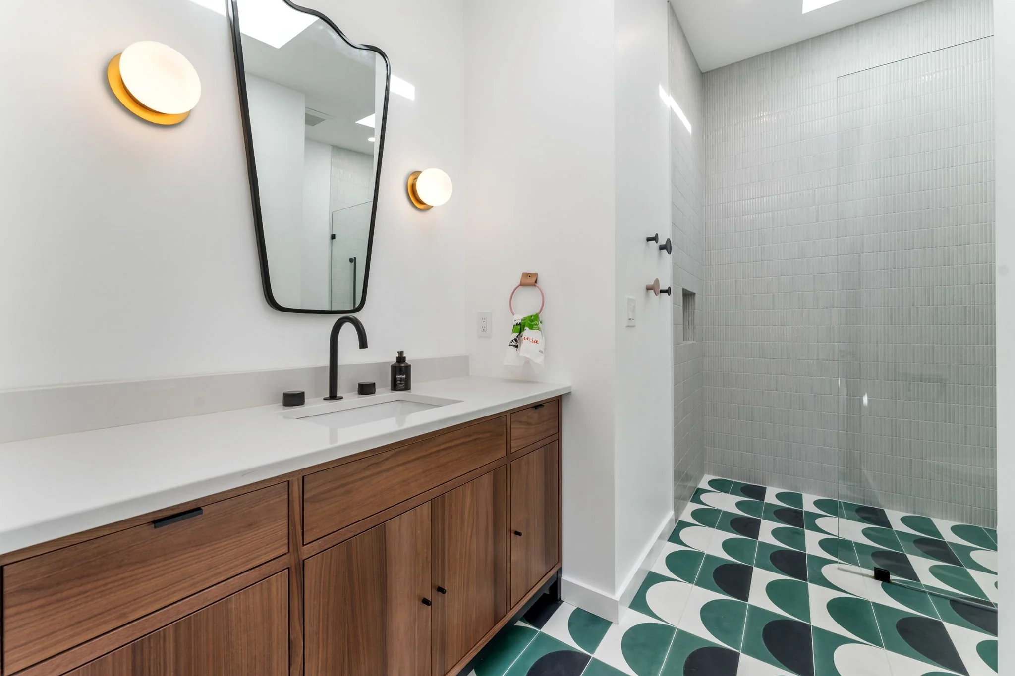 8-web-or-mls-2400 Daphne Ln 8.jpg