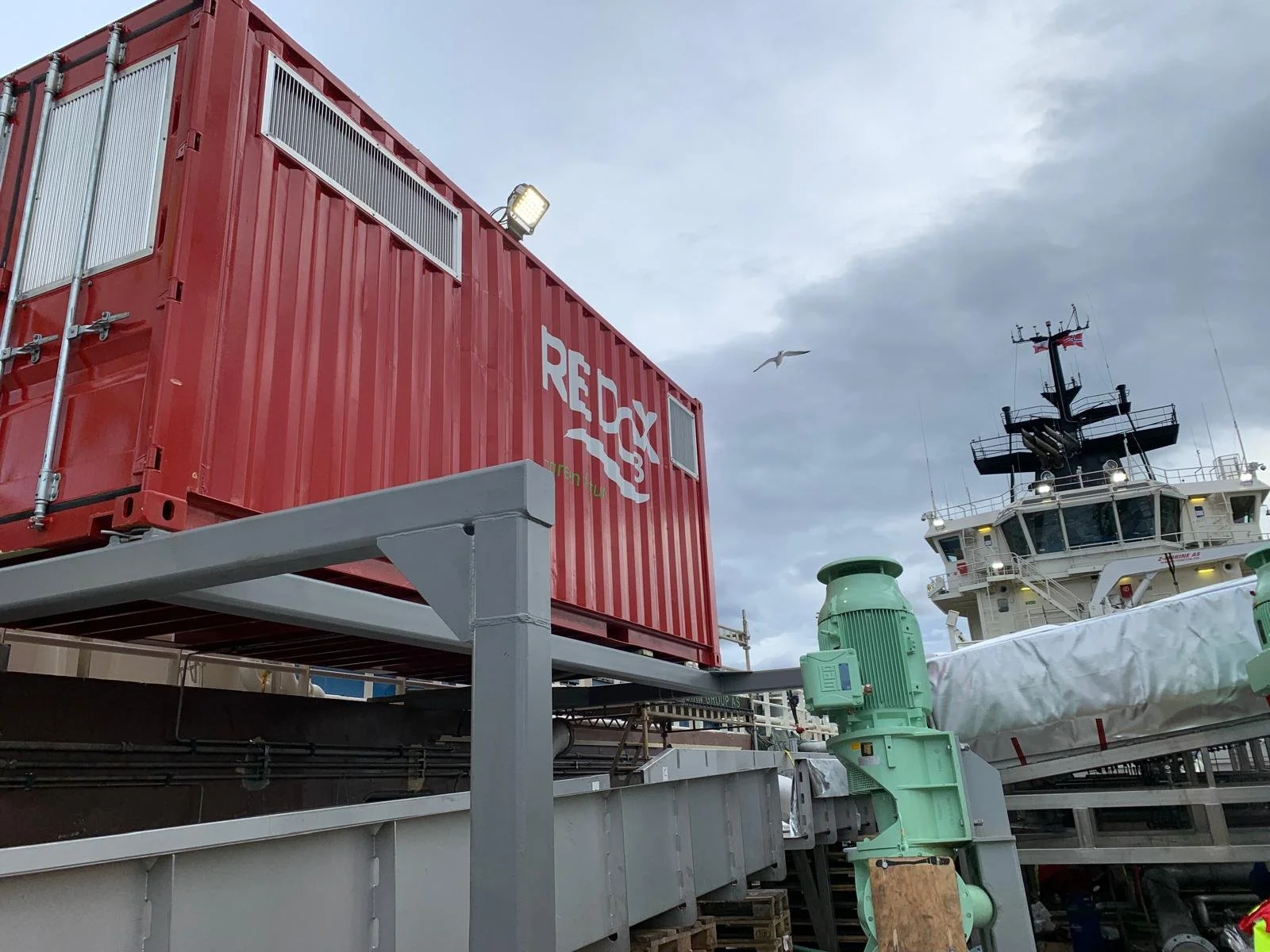 Redox container for oksygenering av merd og ozonering av avlusningsutstyr. Containeren inkluderer komplett system for produksjon av både oksygen og ozon, samt innløsning og automasjon.