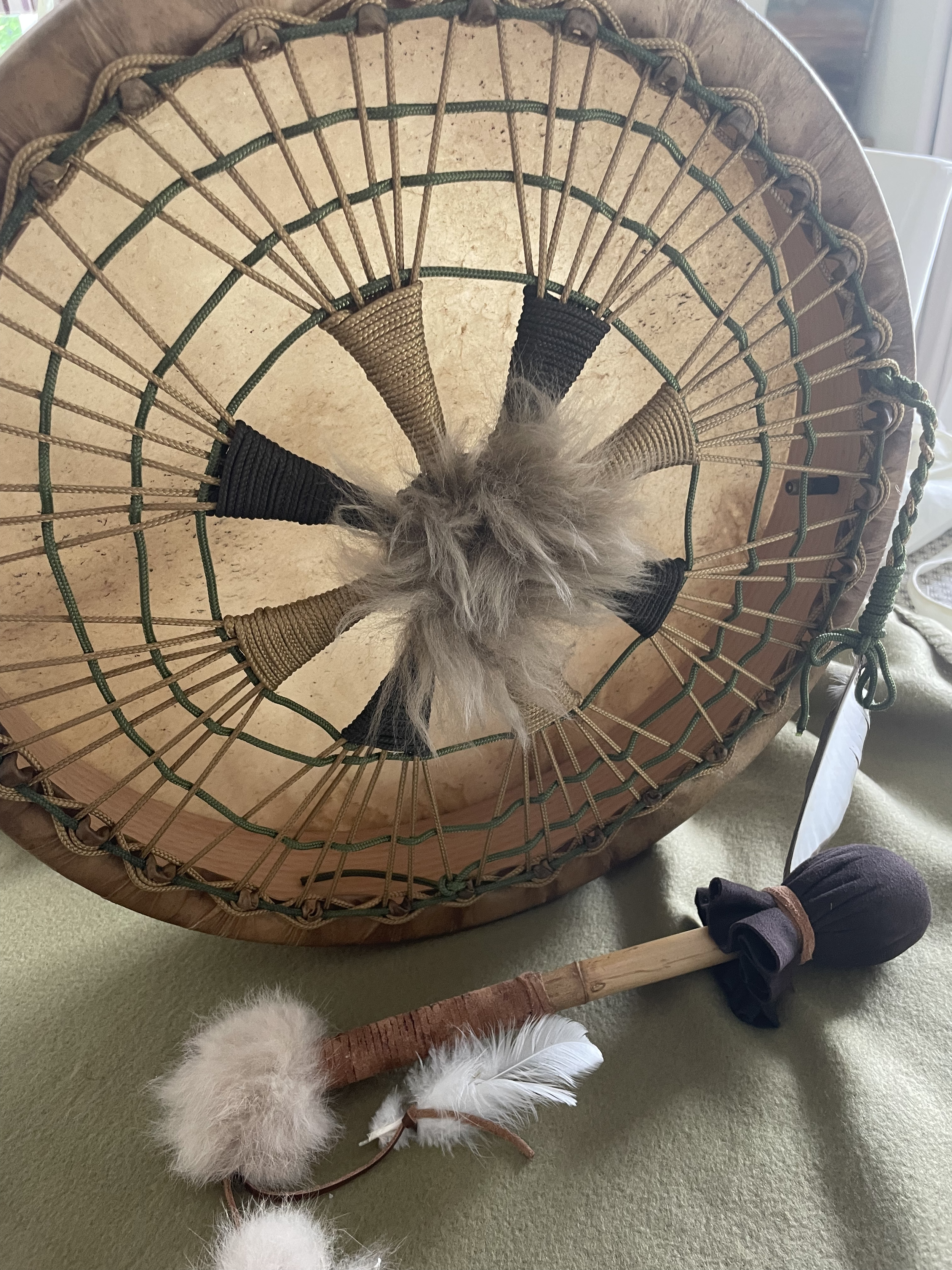 Un tambour chamanque en peau de cerf fait main, vue du dessous.