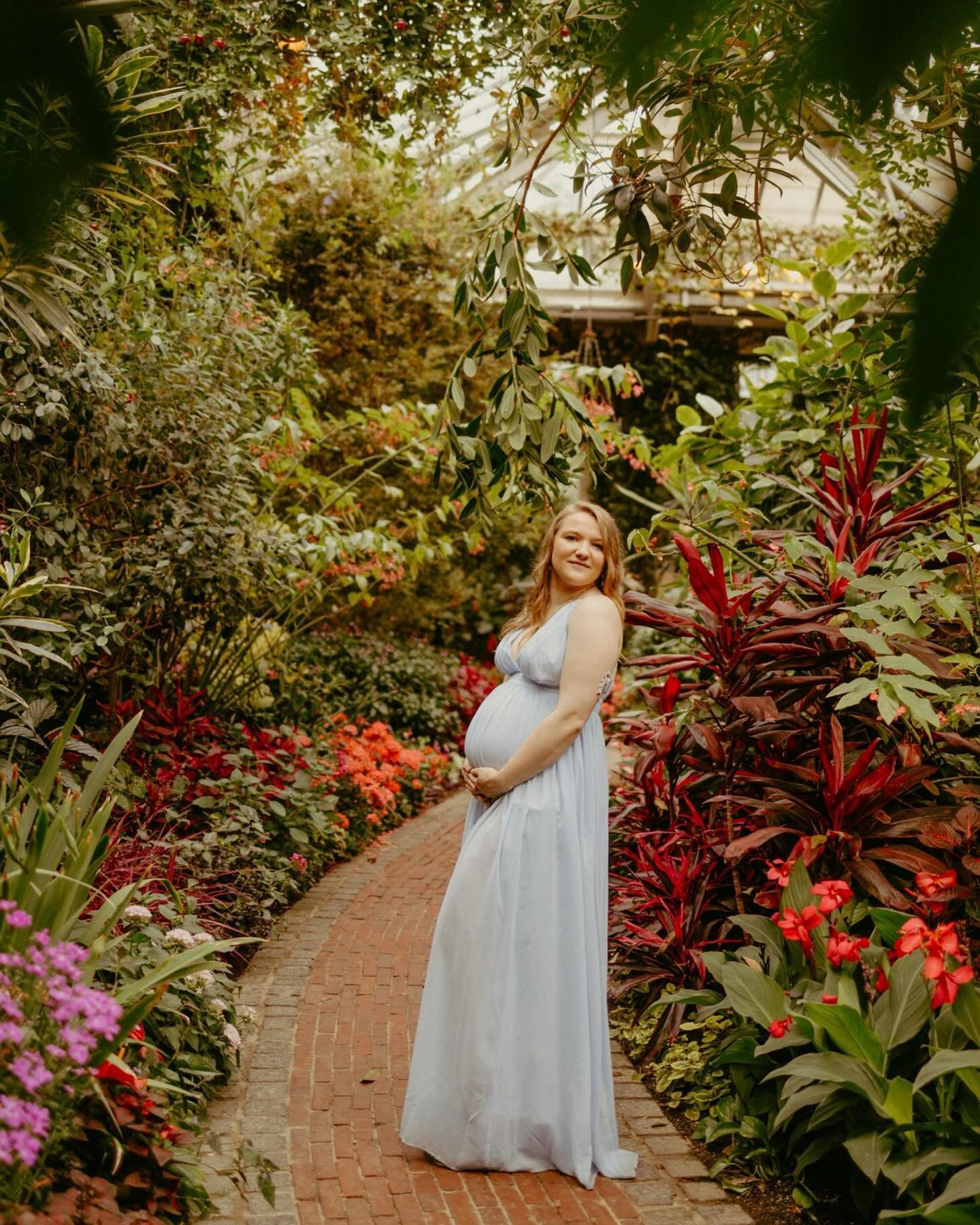 give me alllllll of the spring garden sessions please ⛲️✨🪻
.
this beautiful spring weather has me reminiscing on this beautiful garden maternity session 💜