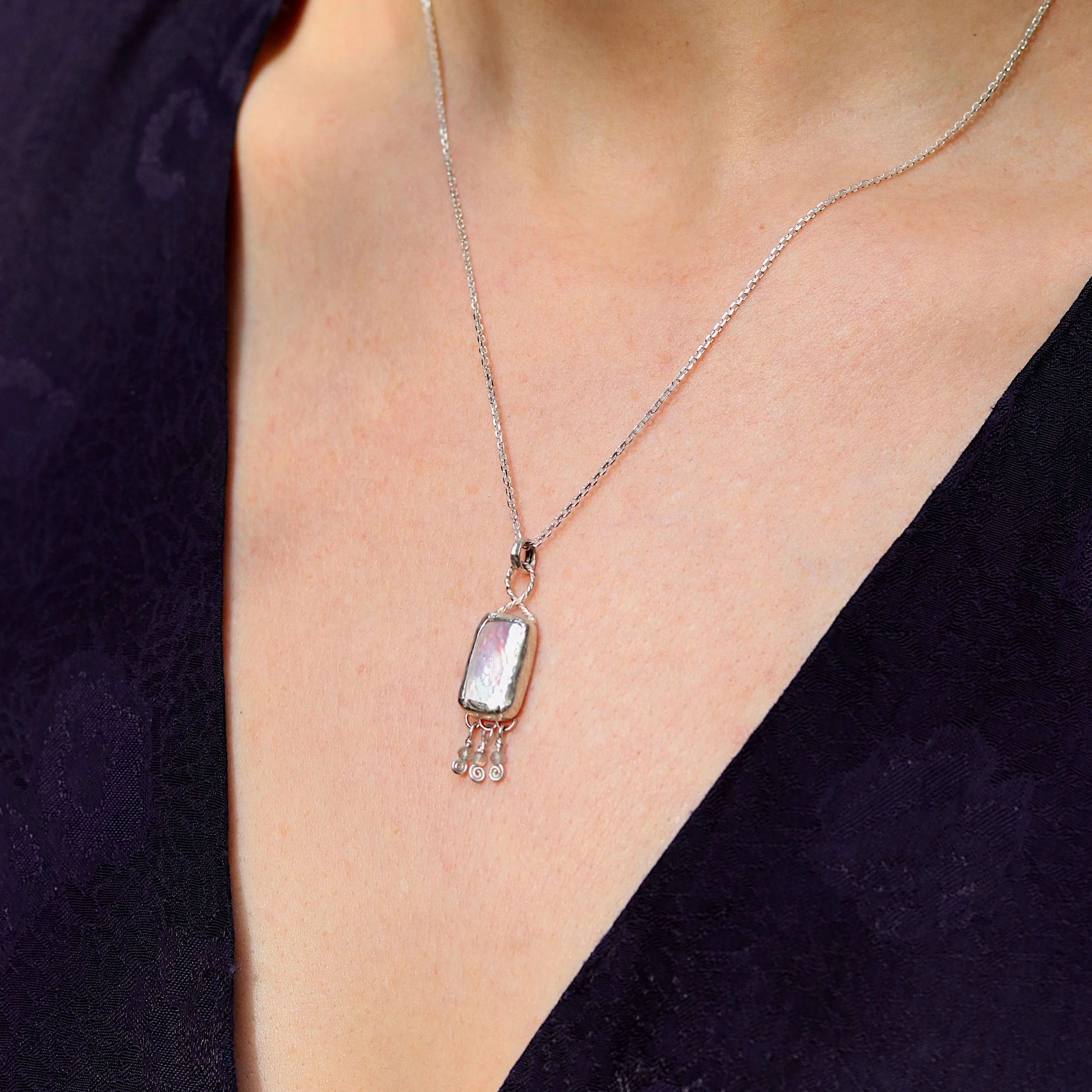 Mermaids purse pearl pendant with 3 labradorites model.jpeg