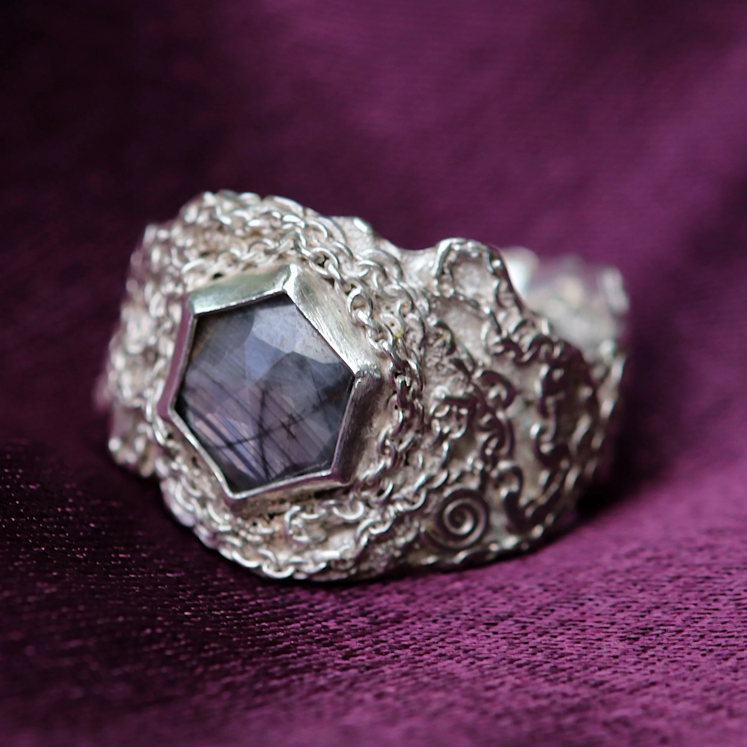 GHsilver67 Wide Silver Molten Chain Ring With Grey Hex Sapphire front crop.jpg