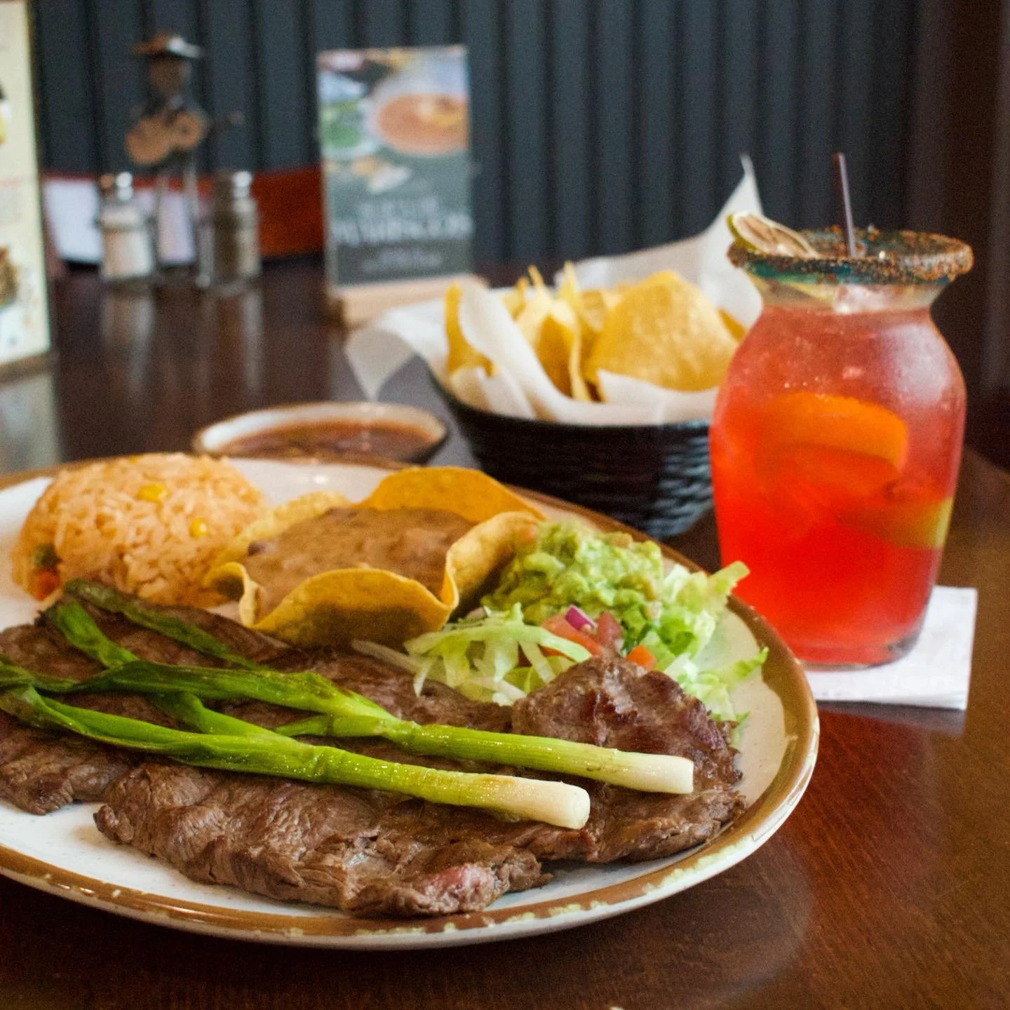 🍹🥩 Carne asada and a cocktail always make the perfect combo 🔥🇲🇽
.
.
.
#bostonfoodies #southshorema #MexicanEats #AuthenticMexican #stoughtonma #MassachusettsEats #carneasada