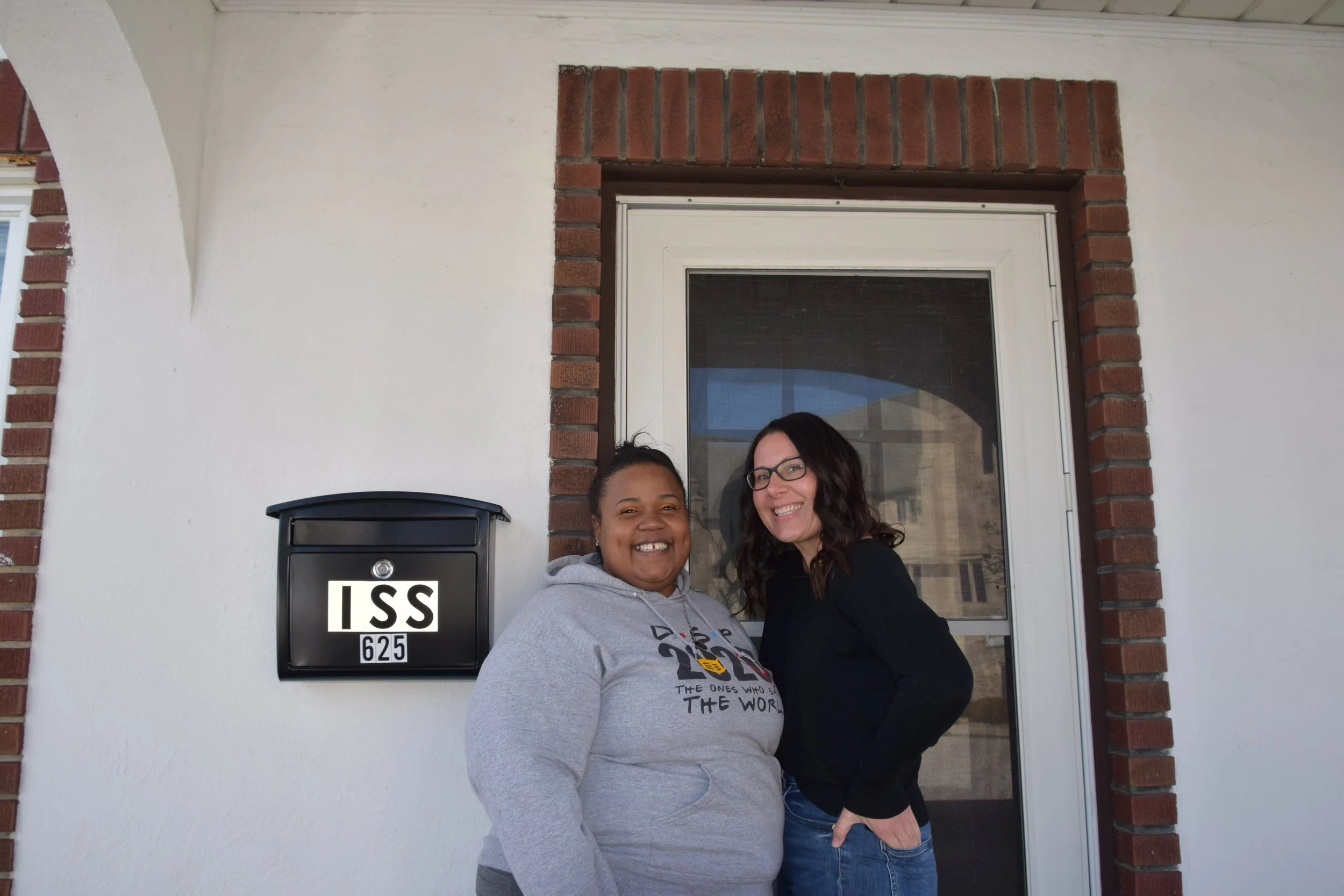 Oranssi carpenter using bench saw