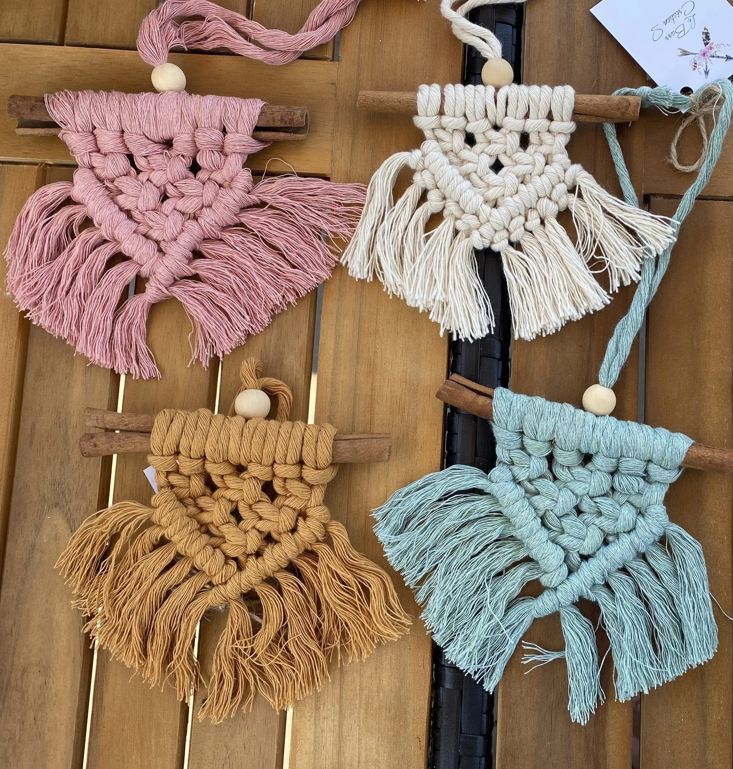 Diffuseur d'huile essentielle en macramé crème.