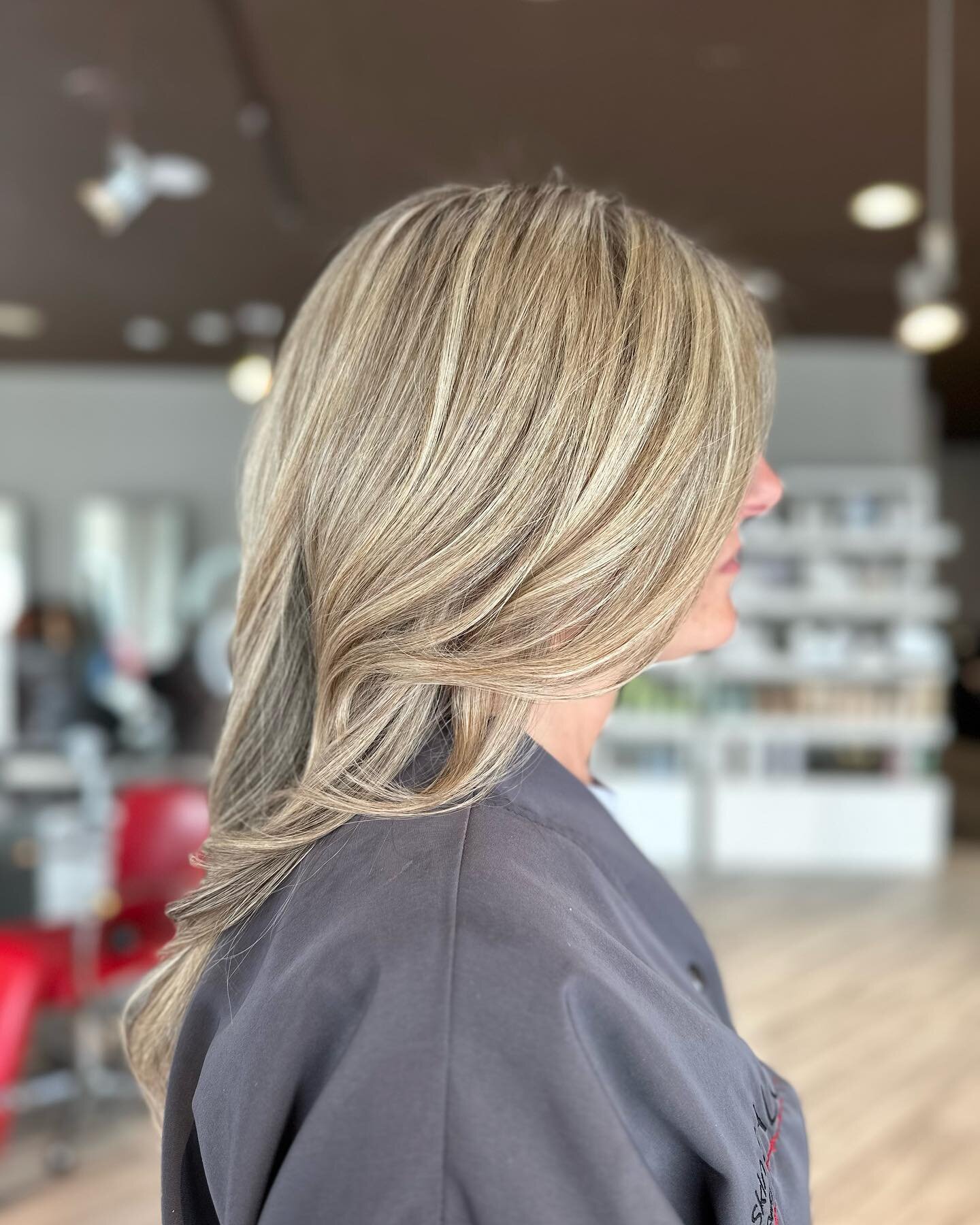 good hair doesnt stay home on the weekends💆🏽&zwj;♀️✨ 

#njsalon #weekendvibes #greathairday #blonde #winterhair #longhair #hairgoals #slay #fyp #skindeep