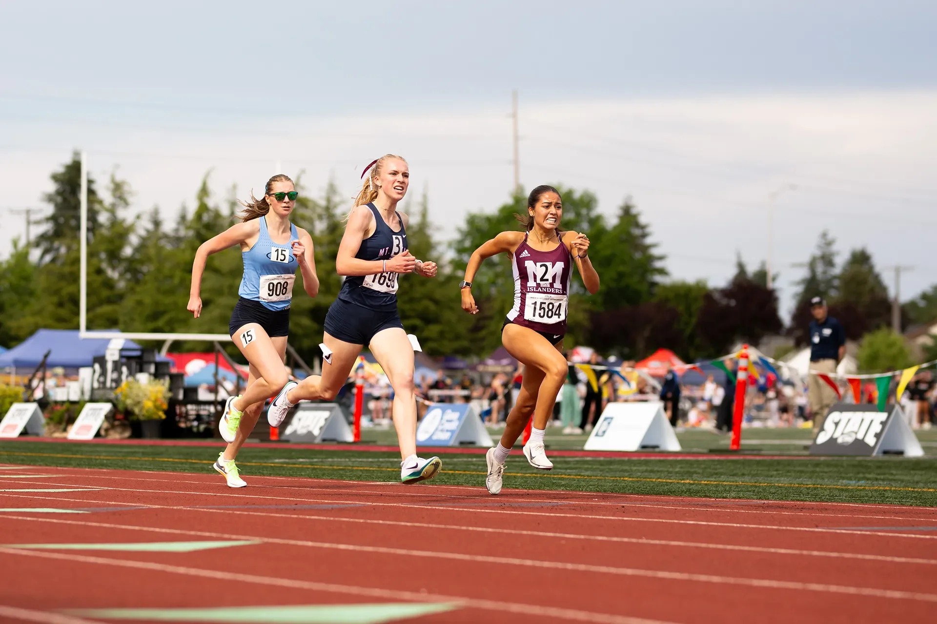 Jane Wycoff and Lejla Carlsson sprinting neck-and-neck to the finish line in the 3A girls 1600M state final.