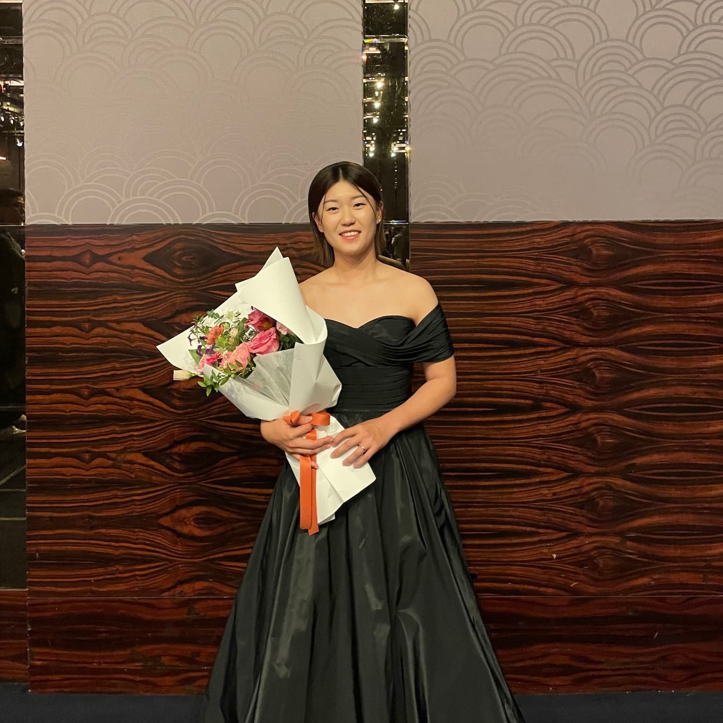 🌟 2024 KLPGA 시상식 🌟
크라우닝 소속 최은우 프로가 올 시즌 '통산 2승'과 함께 'K-10 Club'에 당당히 이름을 올렸습니다! 🏆🎉
'K-10 Club'은 10년 연속으로 KLPGA 정규투어에서 활동한 선수만이 가입할 수 있는 영광의 기록인데요.

또한, 이번 시상식에서는 크라우닝이 그동안의 탁월한 기여를 인정받아 '공로상'을 수상하는 영예를 안았습니다.

의미 깊은 기록을 달성한 최은우 프로와 크라우닝 식구들에게 뜨거운