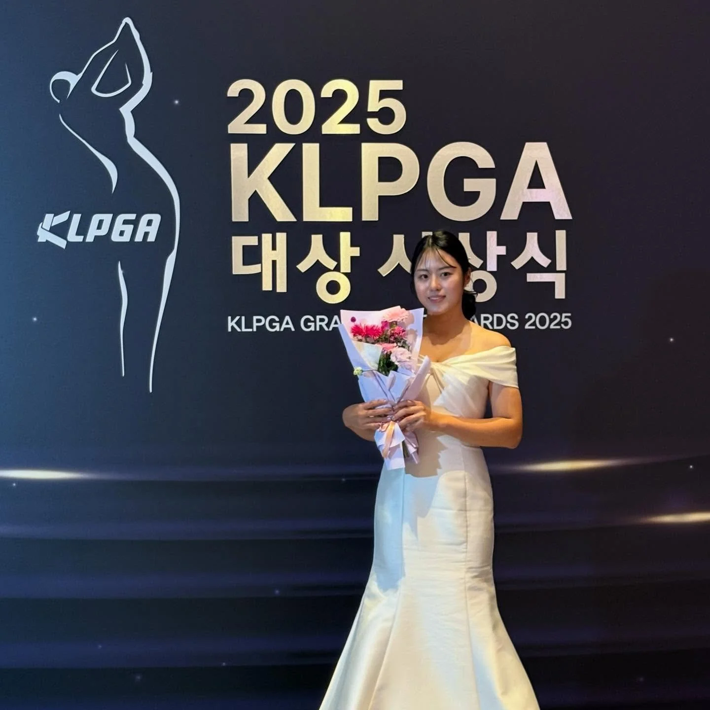 🌟 2025 KLPGA 시상식 소식 🌟

크라우닝 소속 서교림 프로가 2025 KLPGA 신인상을 수상했습니다! 🏆
정규투어 데뷔 시즌에만 받을 수 있는 특별한 상인만큼 더욱 값진 순간이었습니다.

올 한 해 함께 달려온 크라우닝 식구들에게도 큰 박수를 보냅니다. 👏
2026 시즌에도 크라우닝 선수들의 새로운 도전을 기대해주세요!✨

#서교림 #신인상 #TEAM #크라우닝 #CROWNING #KLPGA #한국여자프로골프협회 #시상식 #골