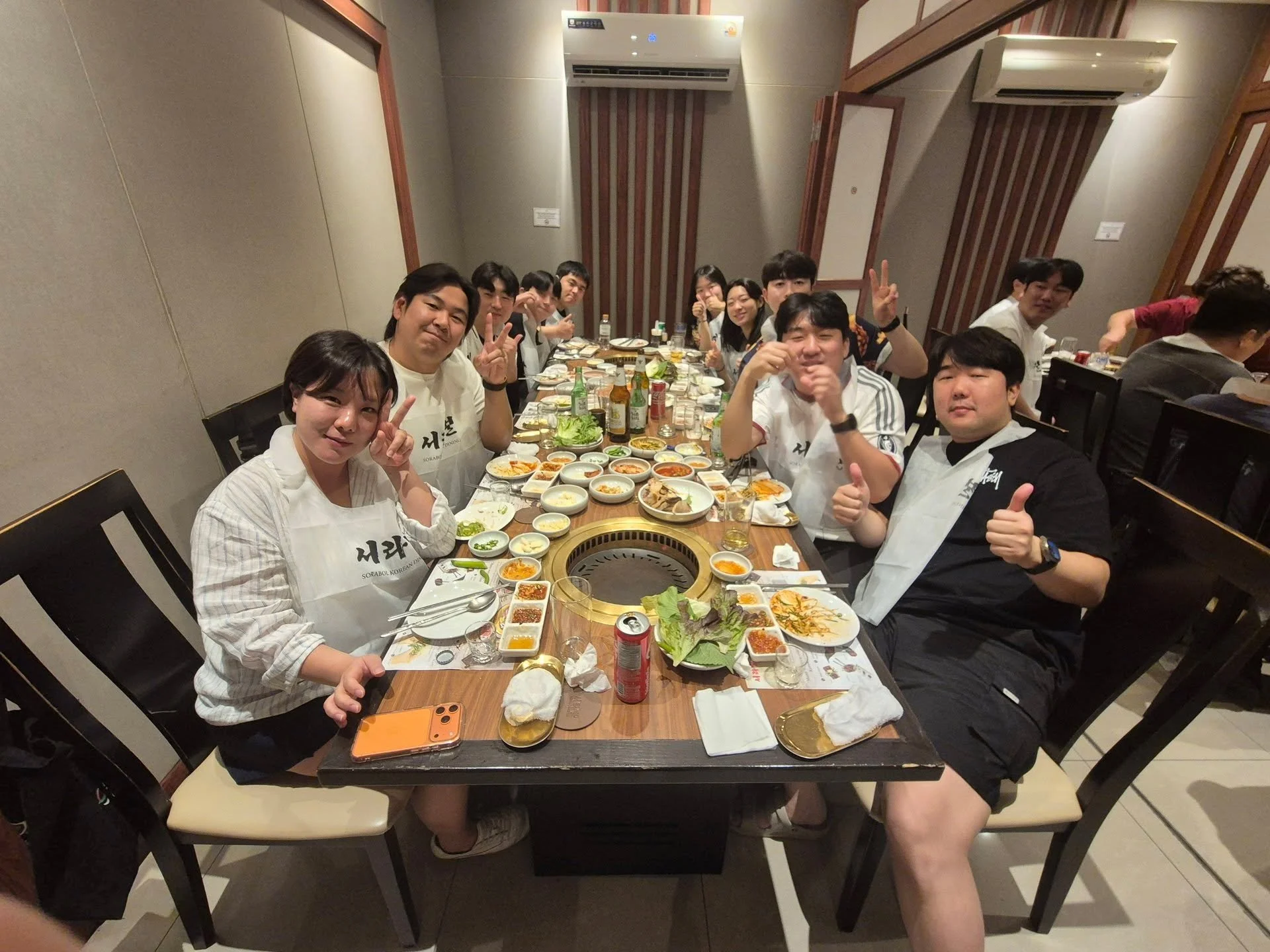 🎉크라우닝 리부트 킥오프 2026 워크샵 스케치🎉

방콕 워크샵 기간 동안,
크라우닝의 모든 임직원이 함께 식사하며
팀워크를 더욱 단단히 다지는 시간을 가졌습니다.

첫 단체 라운드 후에는
라운드 시상과 함께 식사를 하며 즐거운 시간을 보냈고,

둘째 날 단체 라운드 이후에는
각 팀별로 식사를 하며
개편된 팀 간의 새로운 팀워크를 다질 수 있었습니다.

워크샵의 마지막날에는
루프탑에서 단체 식사를 하며 멋진 풍경과 함께
서로의 이야기를 나누