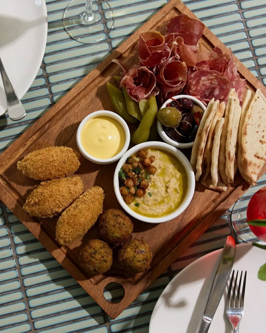 Winter? No worries. Our Rooftop has plenty to warm you up inside and out, from roaring heaters and sheltered nooks to boozy cocktails, red wine and a delicious Mezze menu. 🔥