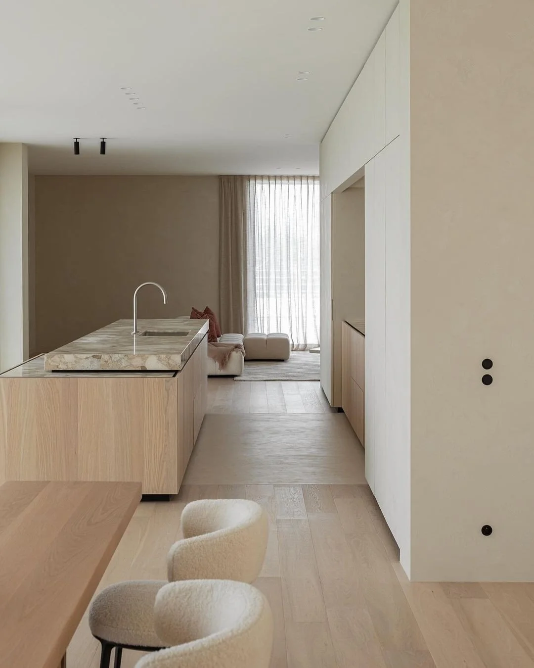 End of lease cleaner deep cleaning kitchen for bond return